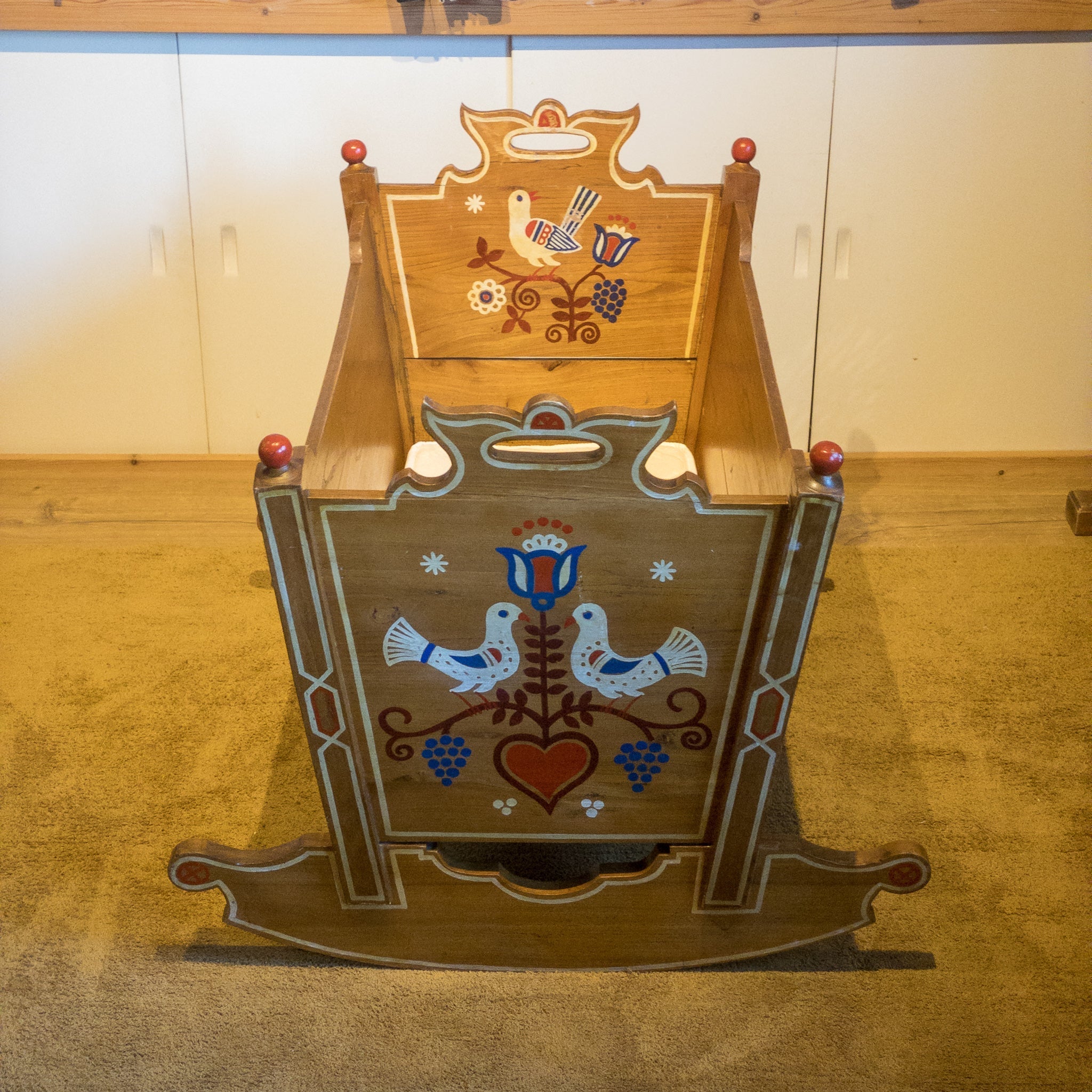 Vintage wieg van Kersenhout (1943) - The Collectionist