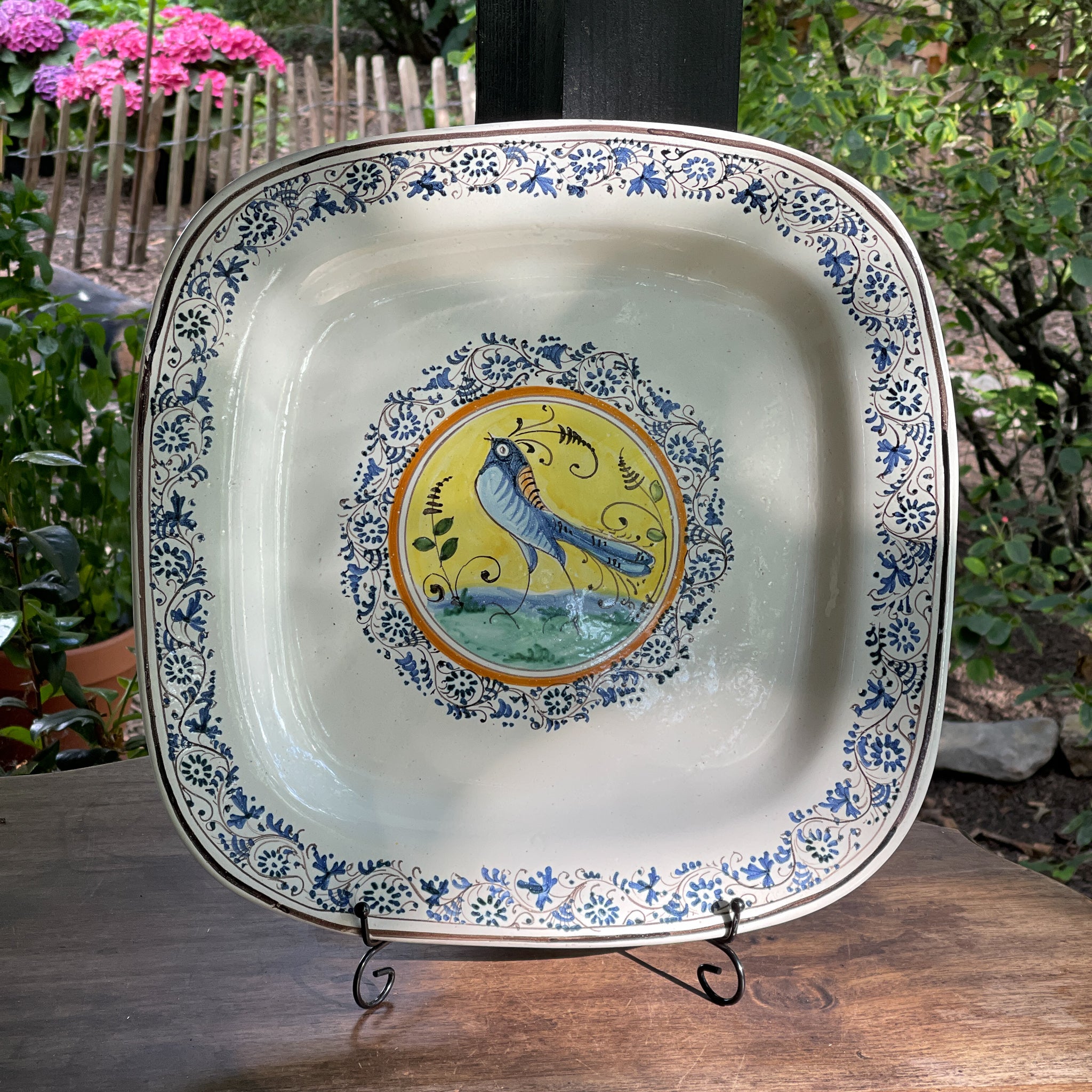 Handbeschilderd faience wandbord met blauwe vogel in geel medaillon, Iberisch atelierwerk twintigste eeuw