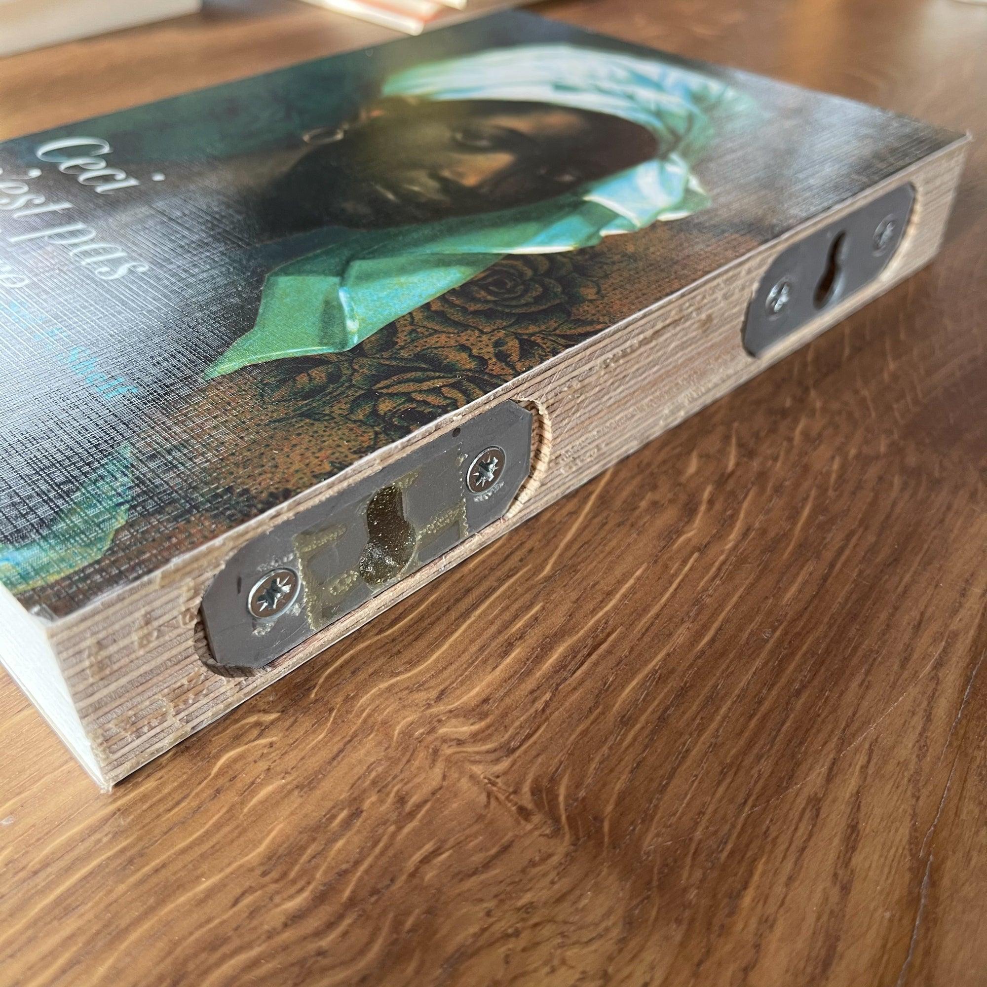 Wandplank in de vorm van een boek - The Collectionist