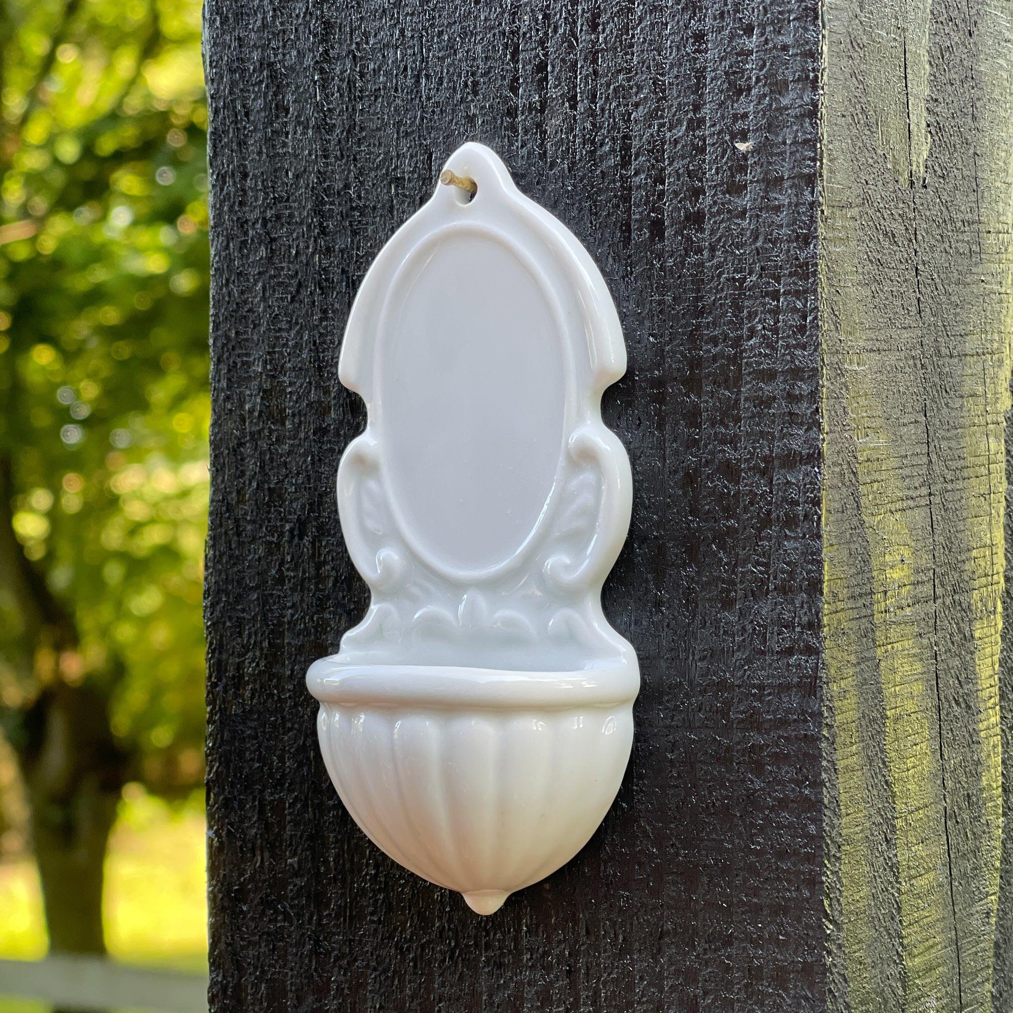 Wit wijwaterbakje van porselein - The Collectionist