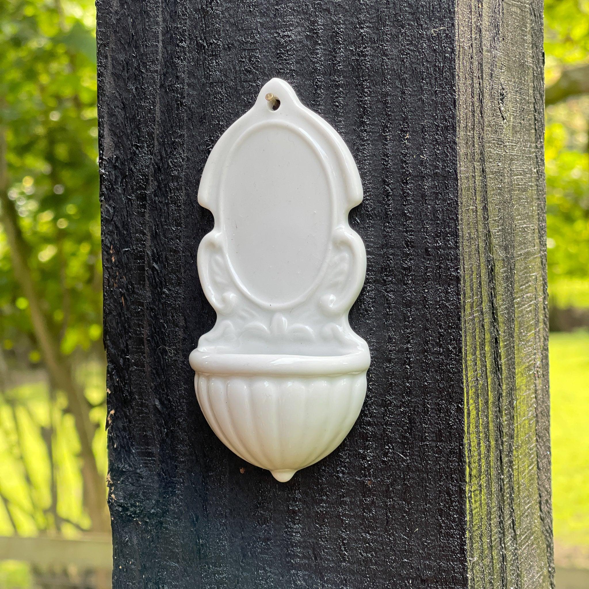 Wit wijwaterbakje van porselein - The Collectionist