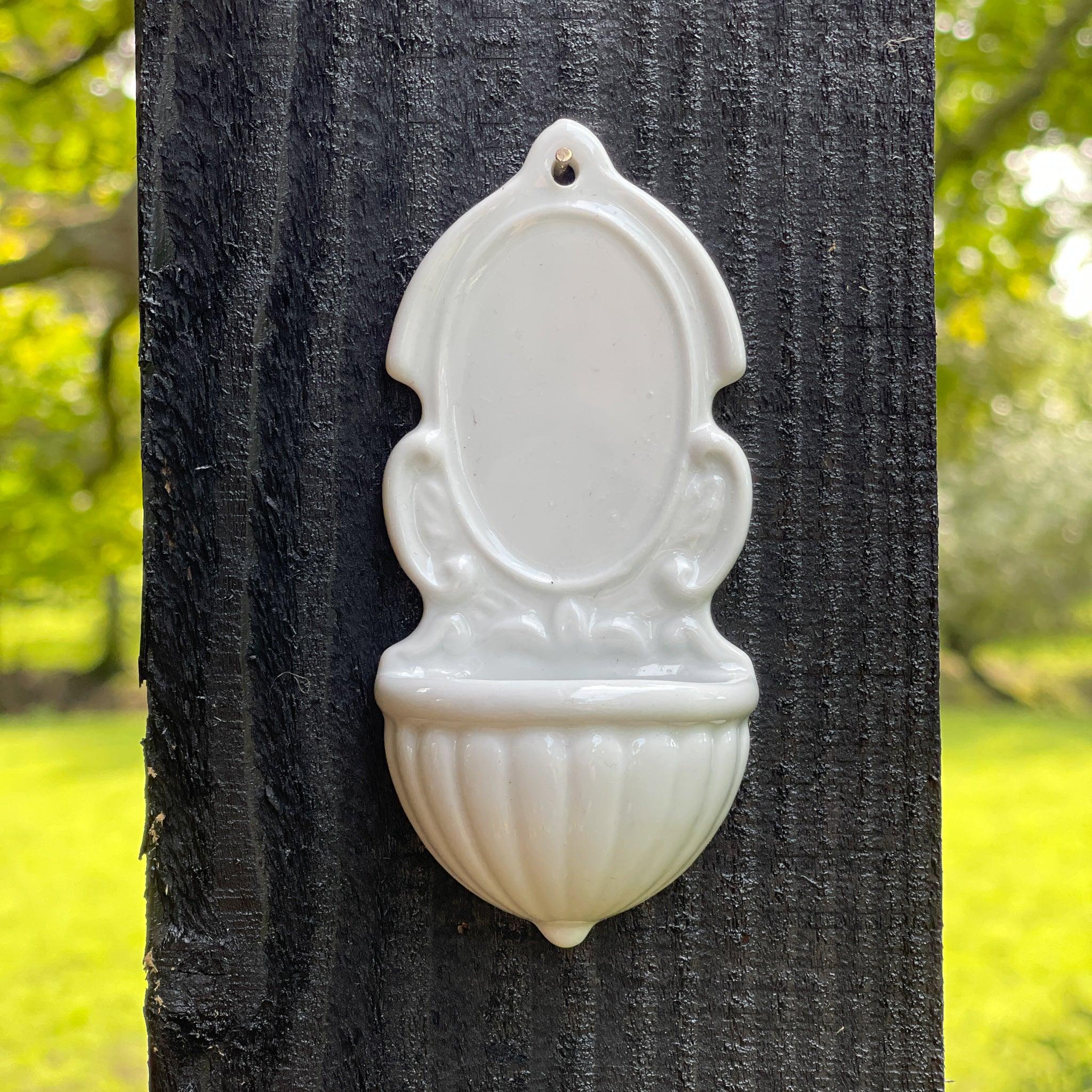 Wit wijwaterbakje van porselein - The Collectionist