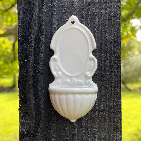 Wit wijwaterbakje van porselein - Bamestra Curiosa