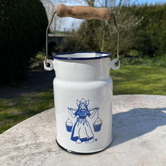 Witte emaille melkbus met melkmeisje - Bamestra Curiosa