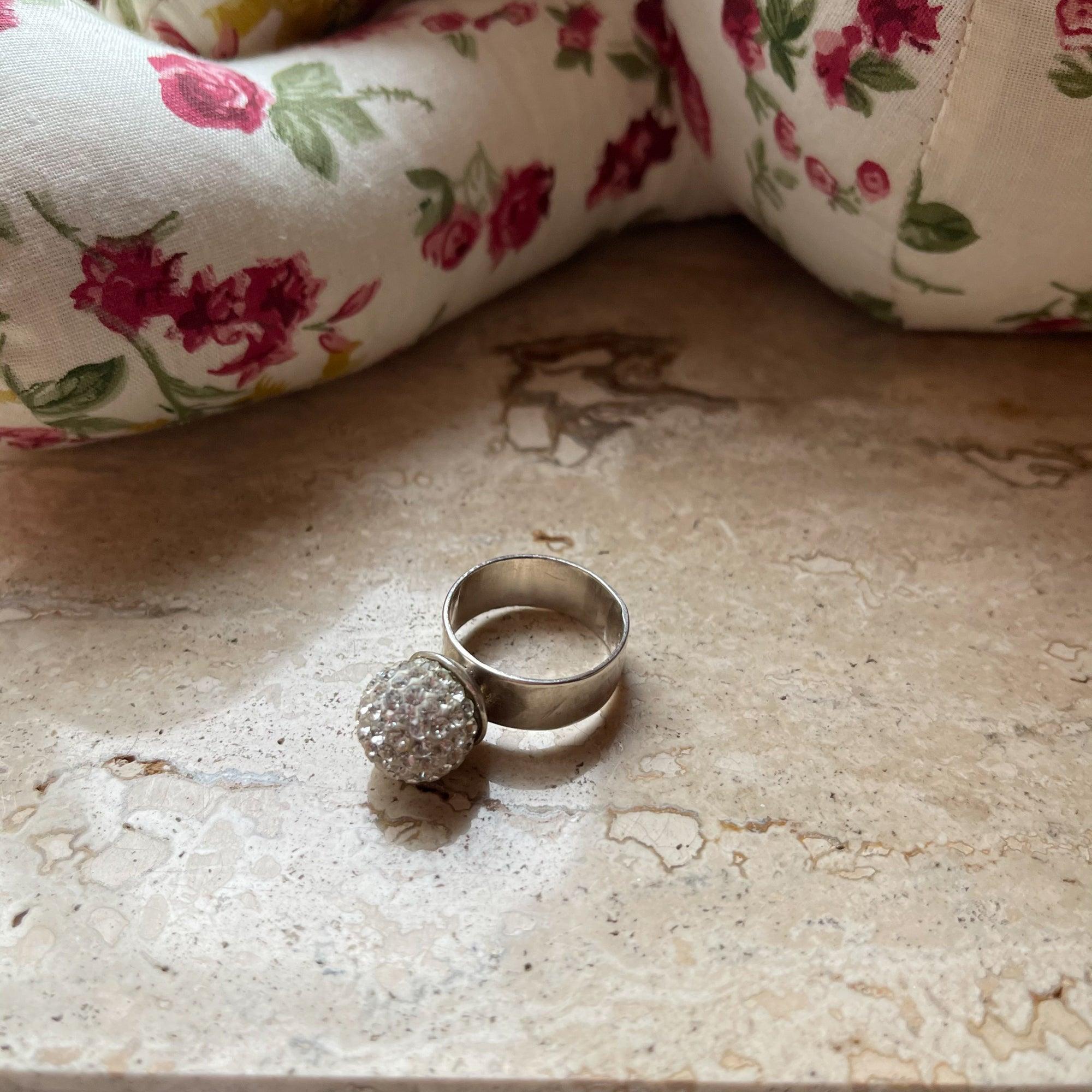 Zilveren ring met kristallen bol van Wim Lammers - The Collectionist