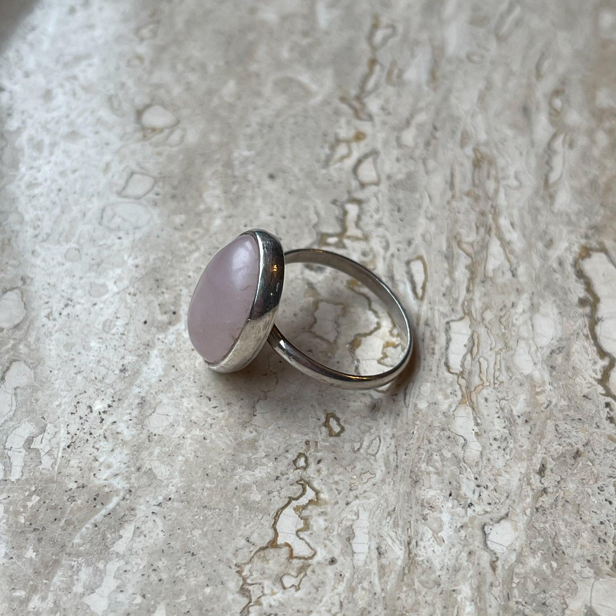 Zilveren ring met rozenkwarts van Wim Lammers - The Collectionist
