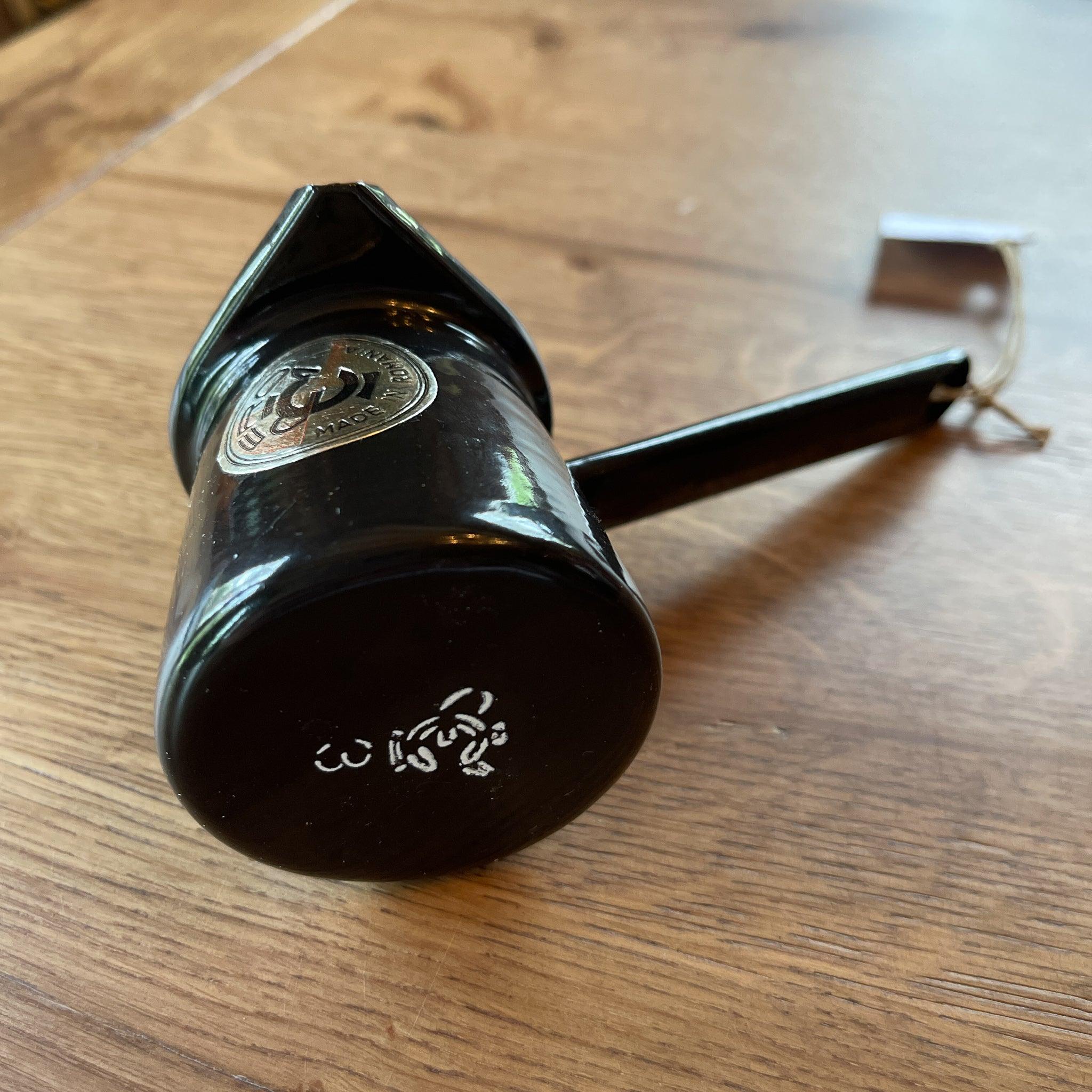 Zwart emaille schenkkannetje - The Collectionist