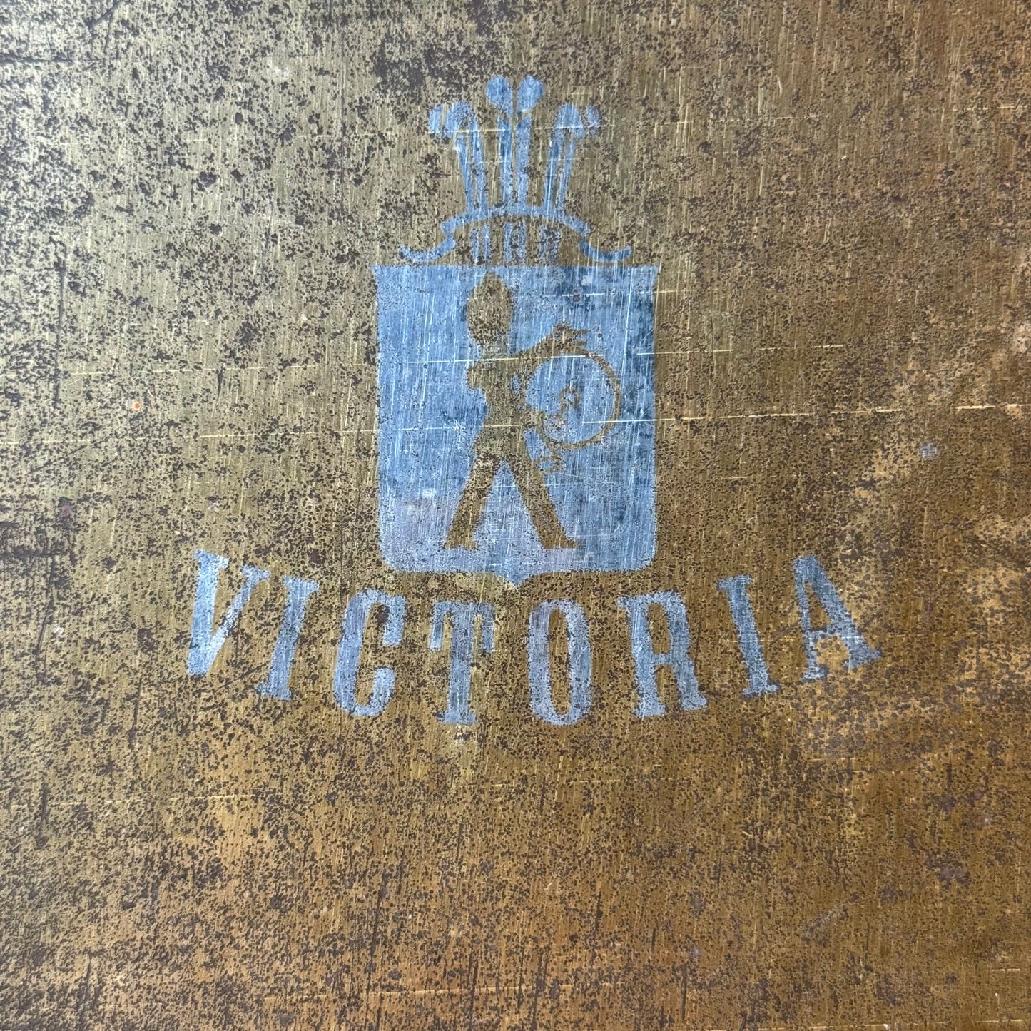 Vintage Victoria biscuit tin – carriage and inn scene – rectangular