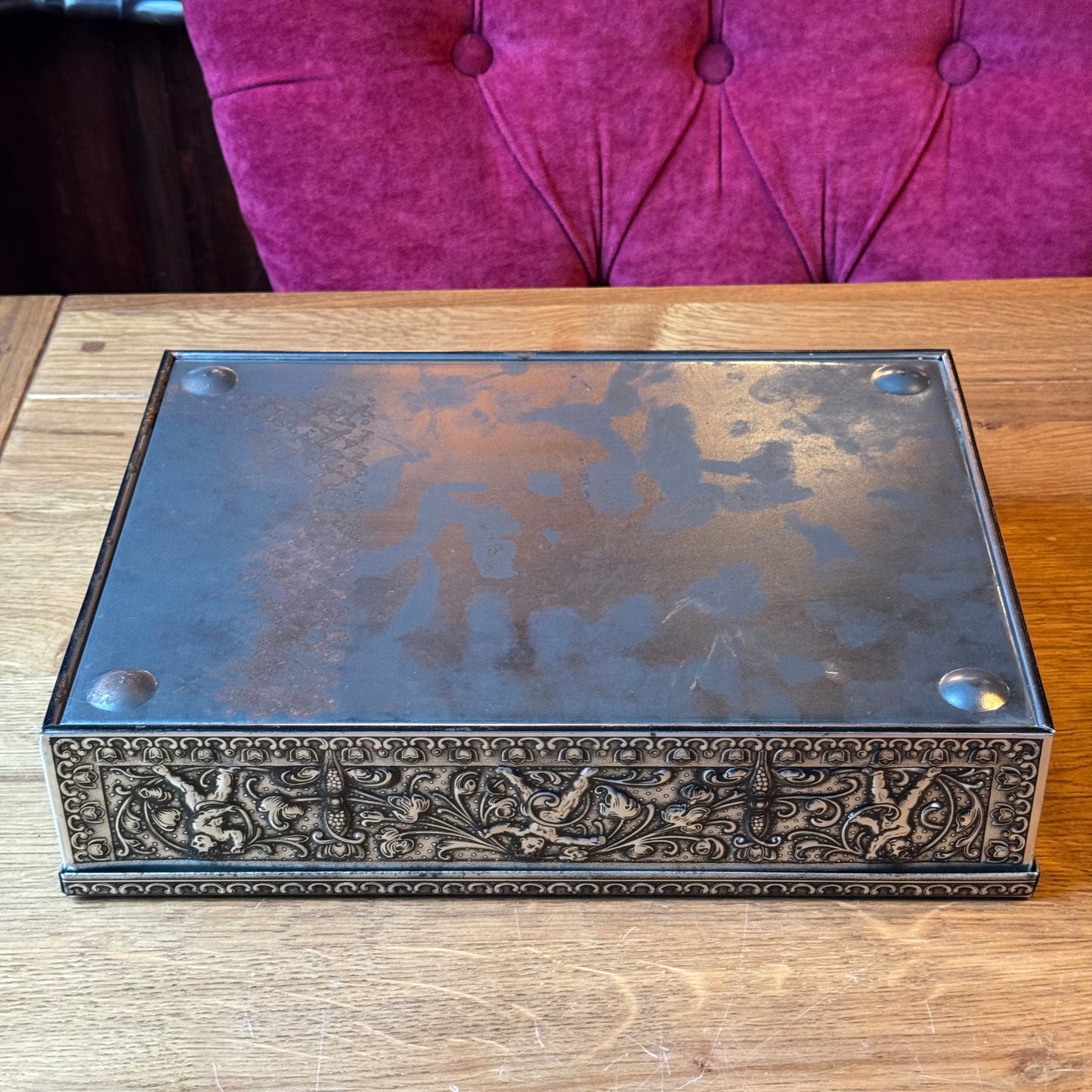 Groot decoratief bewaarblik met reliëfdecoratie van putti – Duitsland, ca. 1900–1930