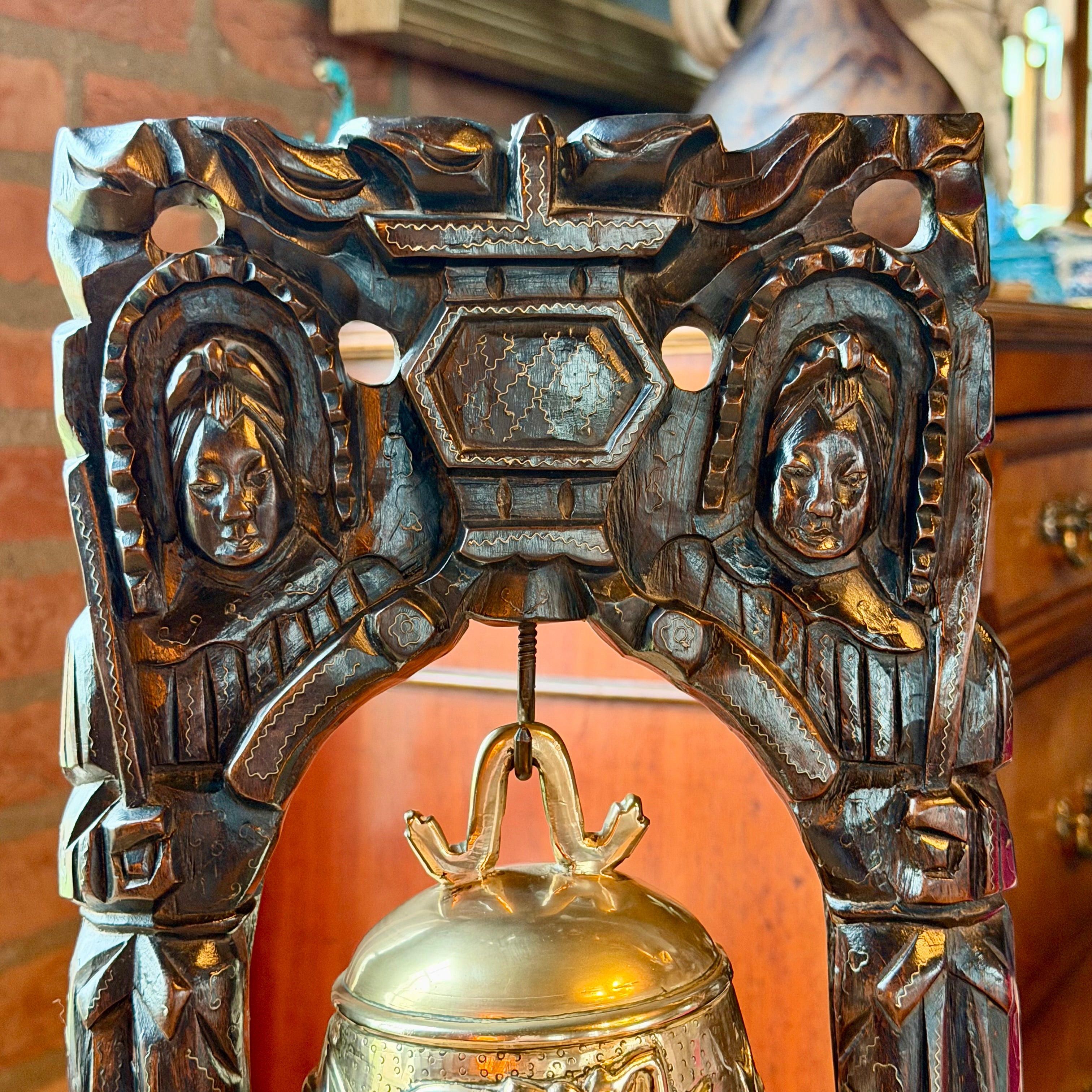 Vintage Balinese Tempelbel met Naga Draak in Ebbenhouten Standaard – 38 cm