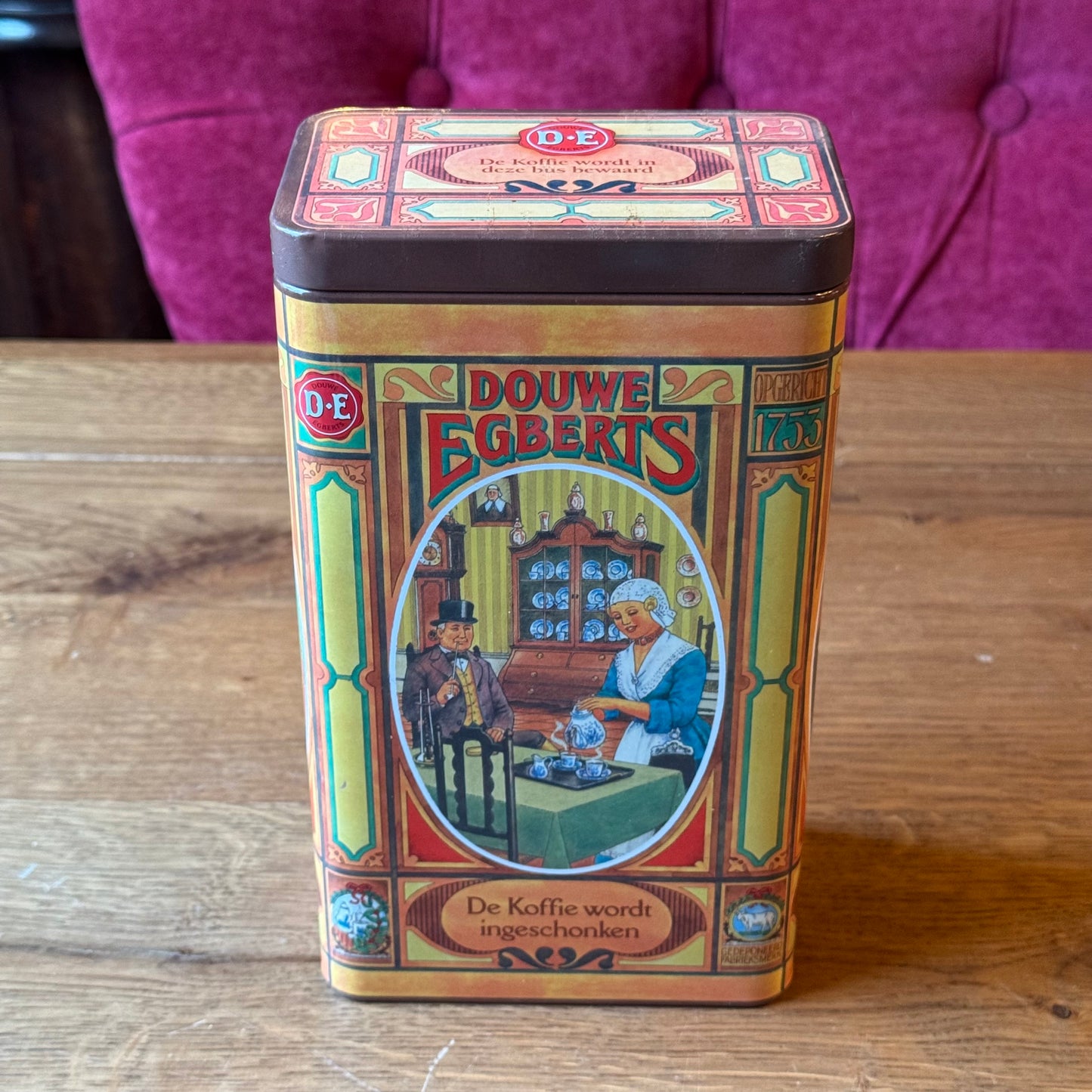 Vintage Douwe Egberts Koffieblik – De Koffie Wordt Ingeschonken