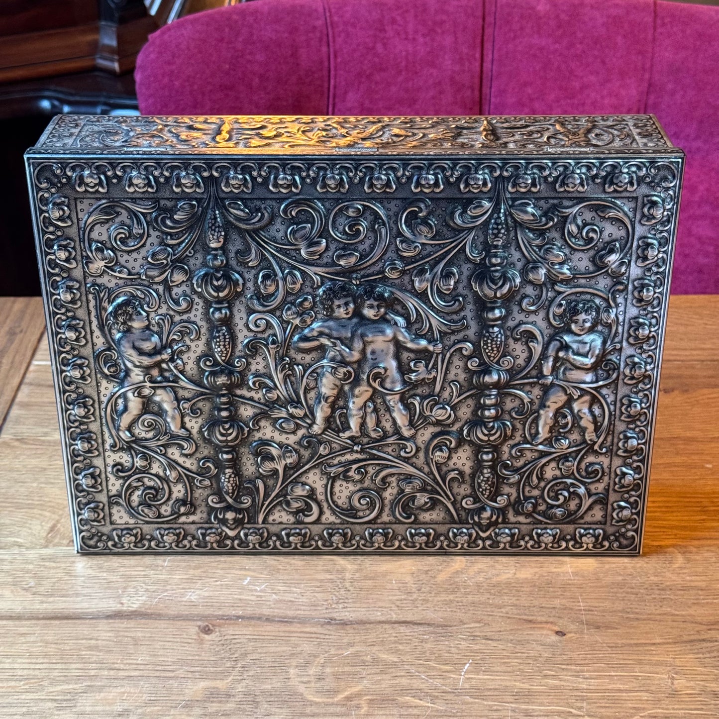 Groot decoratief bewaarblik met reliëfdecoratie van putti – Duitsland, ca. 1900–1930