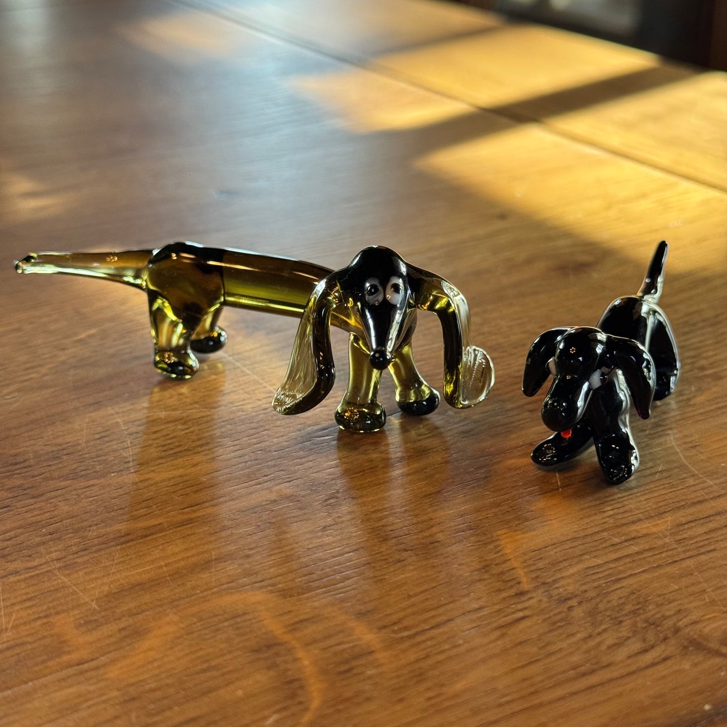 Set of 2 glass dachshunds – hand-blown Murano style – black and amber