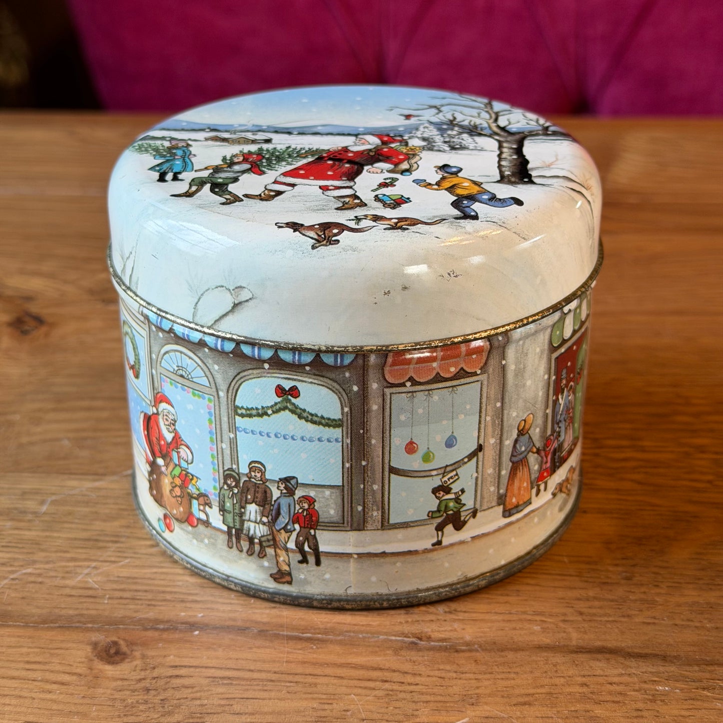 Vintage rond kerstblik met winters tafereel