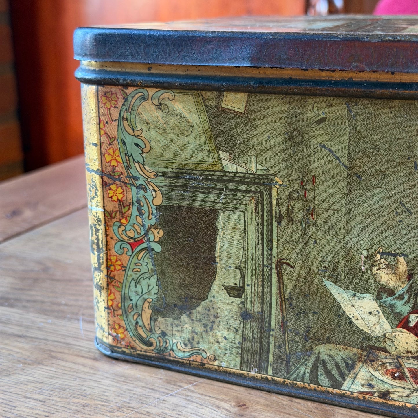 Groot antiek decoratief blik met verhalende illustraties – rechthoekig