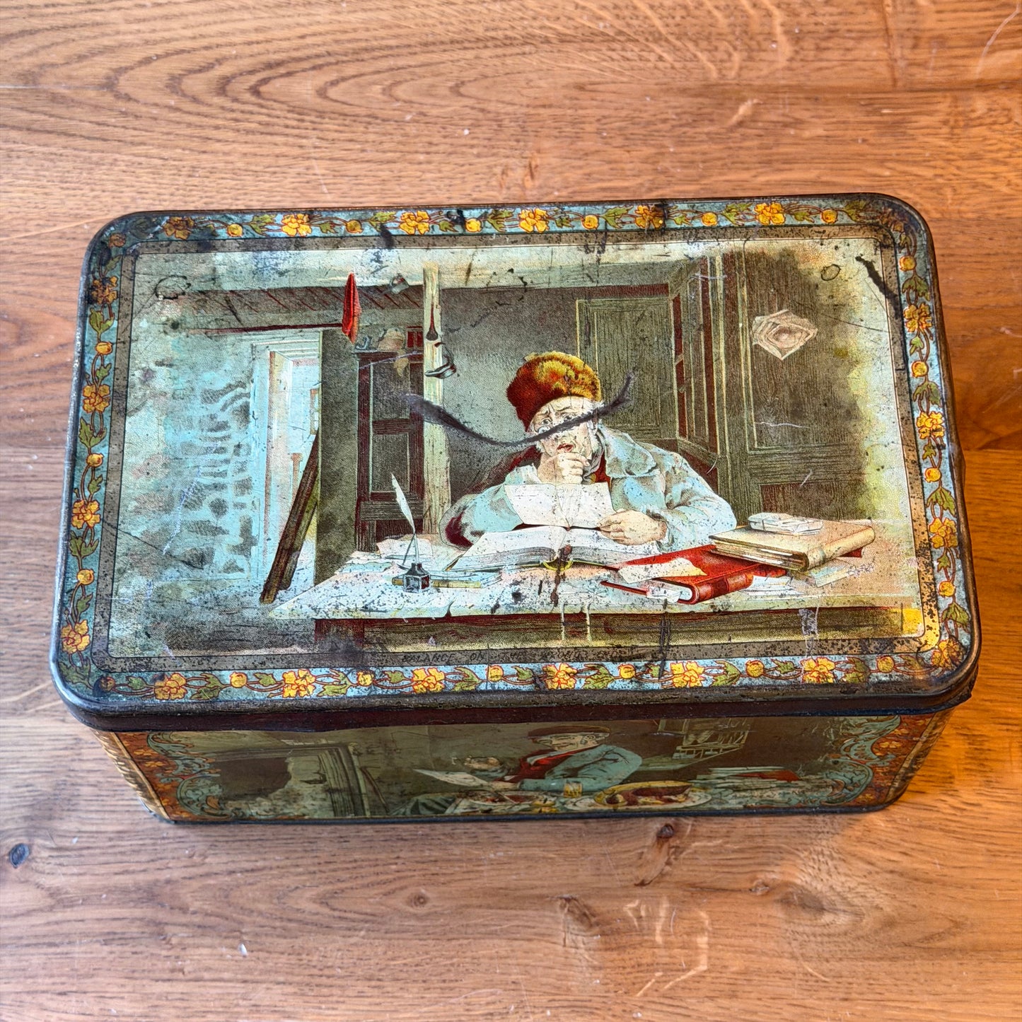 Groot antiek decoratief blik met verhalende illustraties – rechthoekig