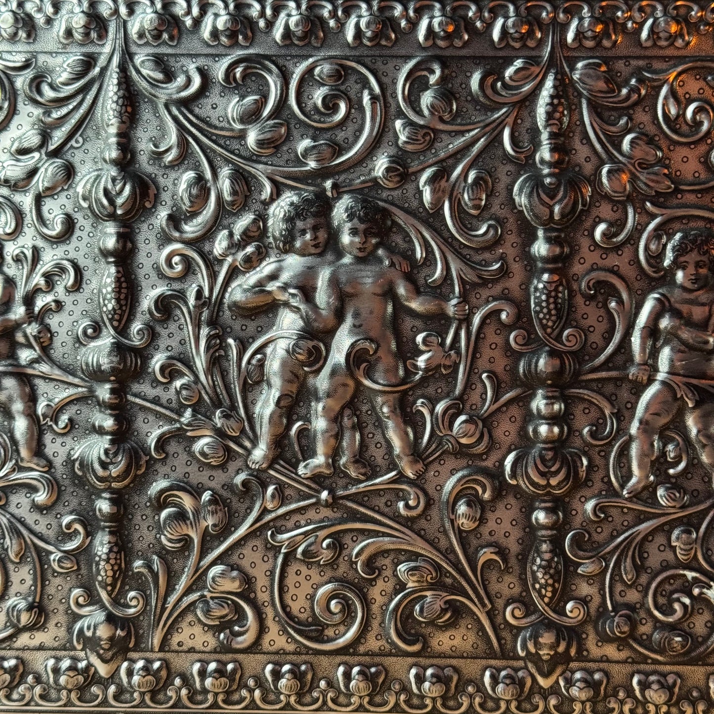 Groot decoratief bewaarblik met reliëfdecoratie van putti – Duitsland, ca. 1900–1930