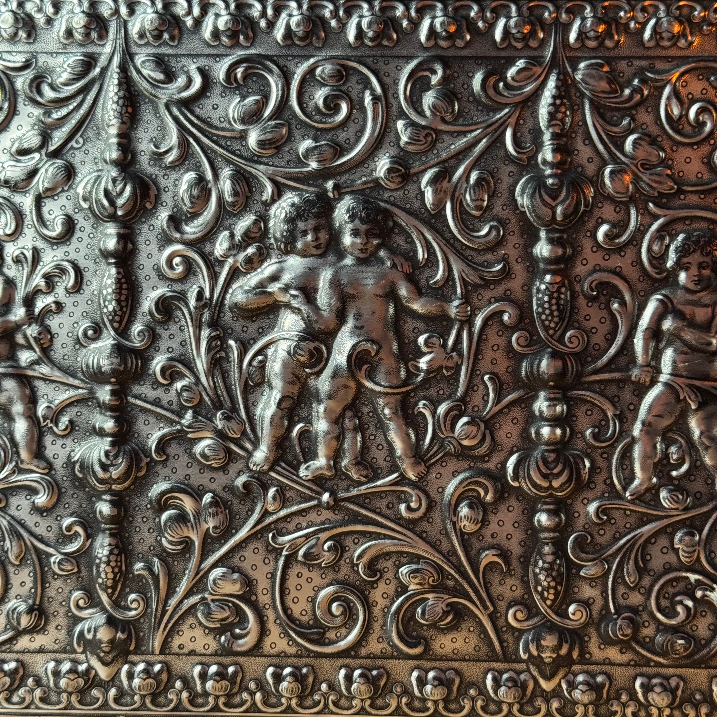 Große, dekorative Aufbewahrungsdose mit Reliefdekor von Putten – Deutschland, ca. 1900–1930