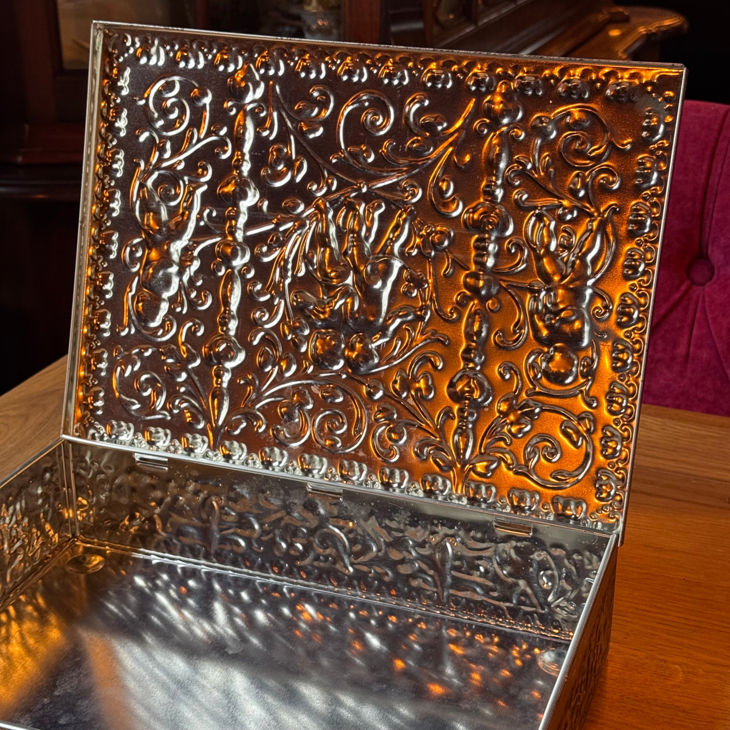 Große, dekorative Aufbewahrungsdose mit Reliefdekor von Putten – Deutschland, ca. 1900–1930