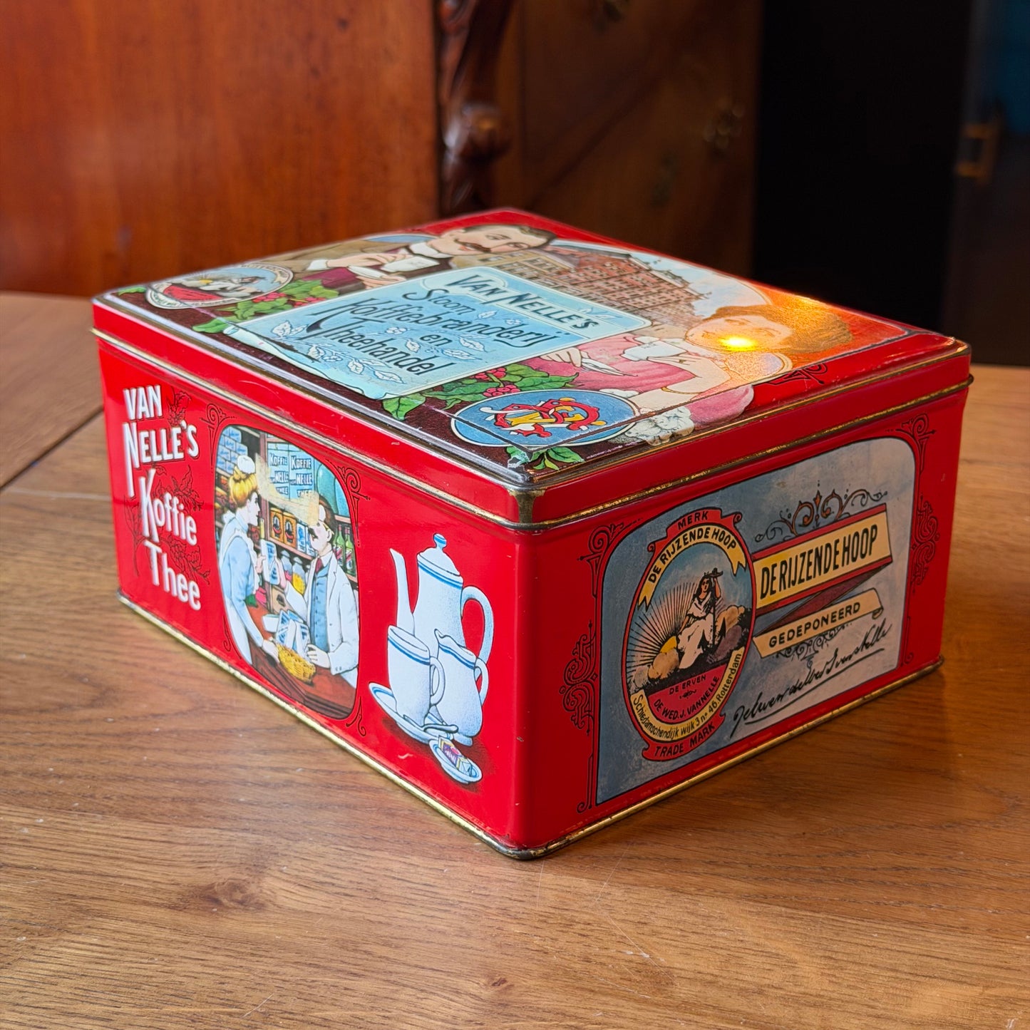 Van Nelle’s koffie en thee blik met klassieke illustraties