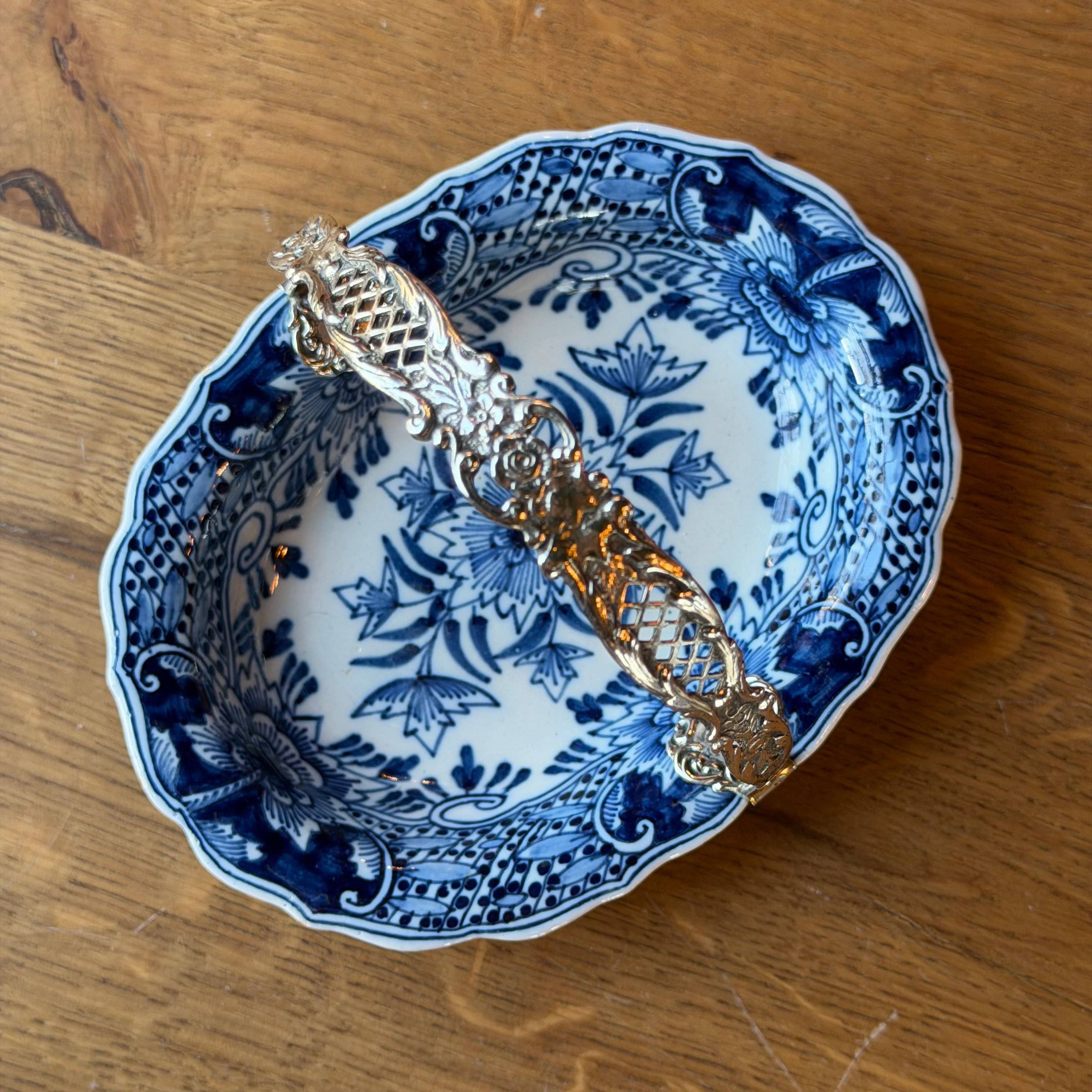 Antiek Makkum Bonbonschaaltje met Zilveren Montuur (834) – J&S – ca. 1906–1925