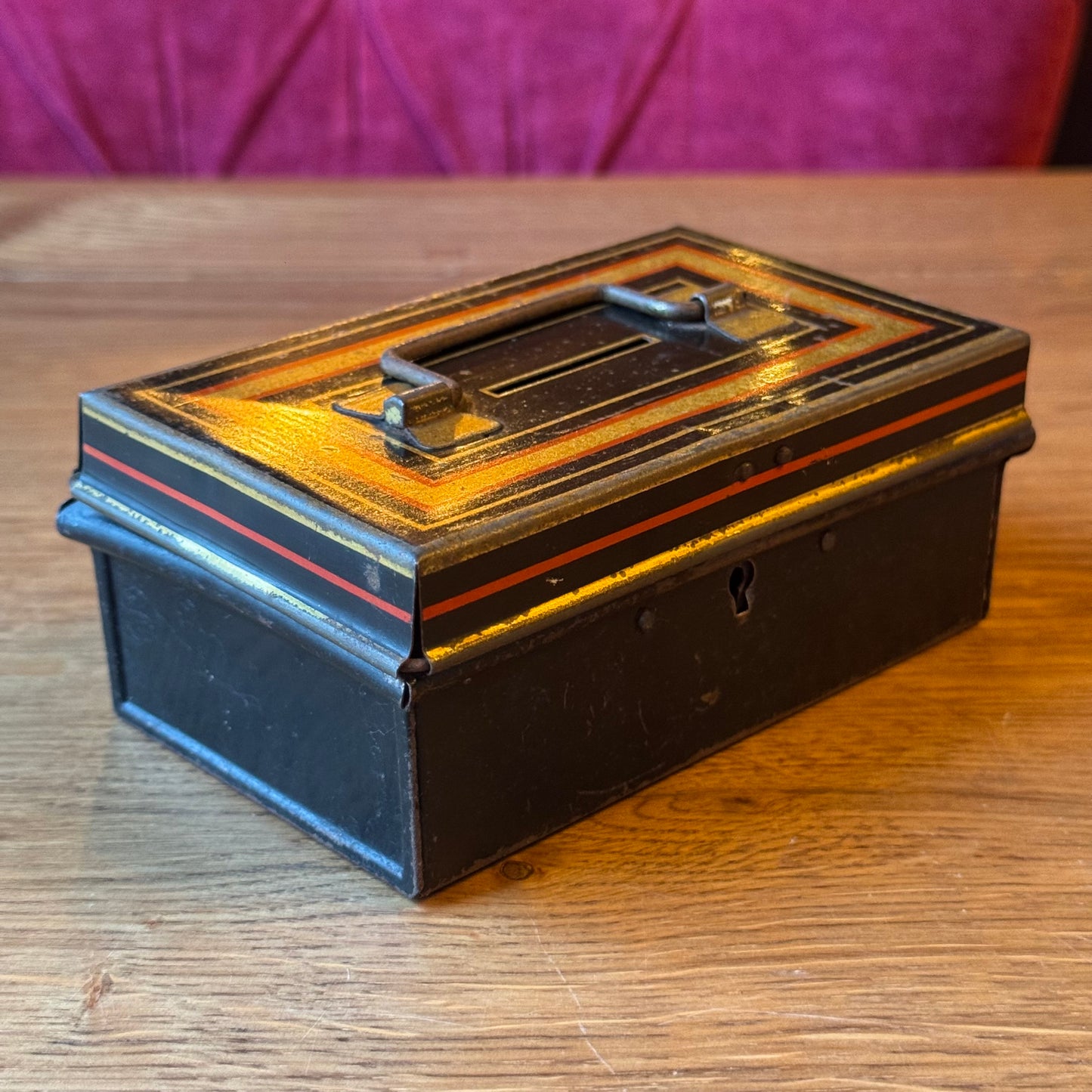 Vintage Metalen Spaar- of Documentenkistje met Sleutel – Zwart met Goud/Rood Decor (ca. 1920–1935)