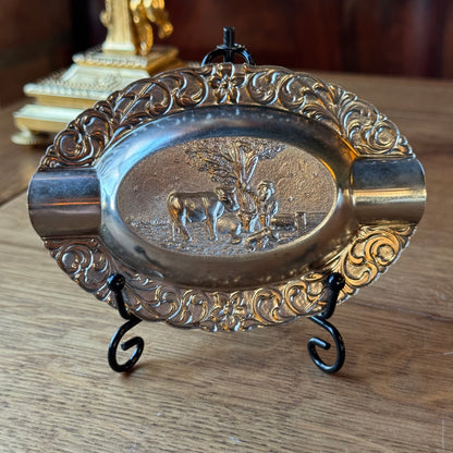 Zilverkleurige Vintage Asbak met Landelijk Reliëf – Boer en Koe