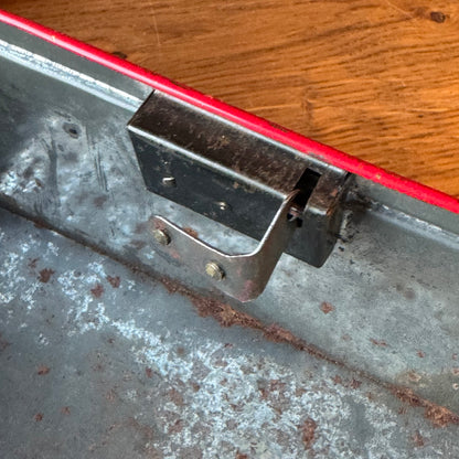 Große rote Goya-Dose mit Tanzszene aus dem 18. Jahrhundert, Demaret Confiserie