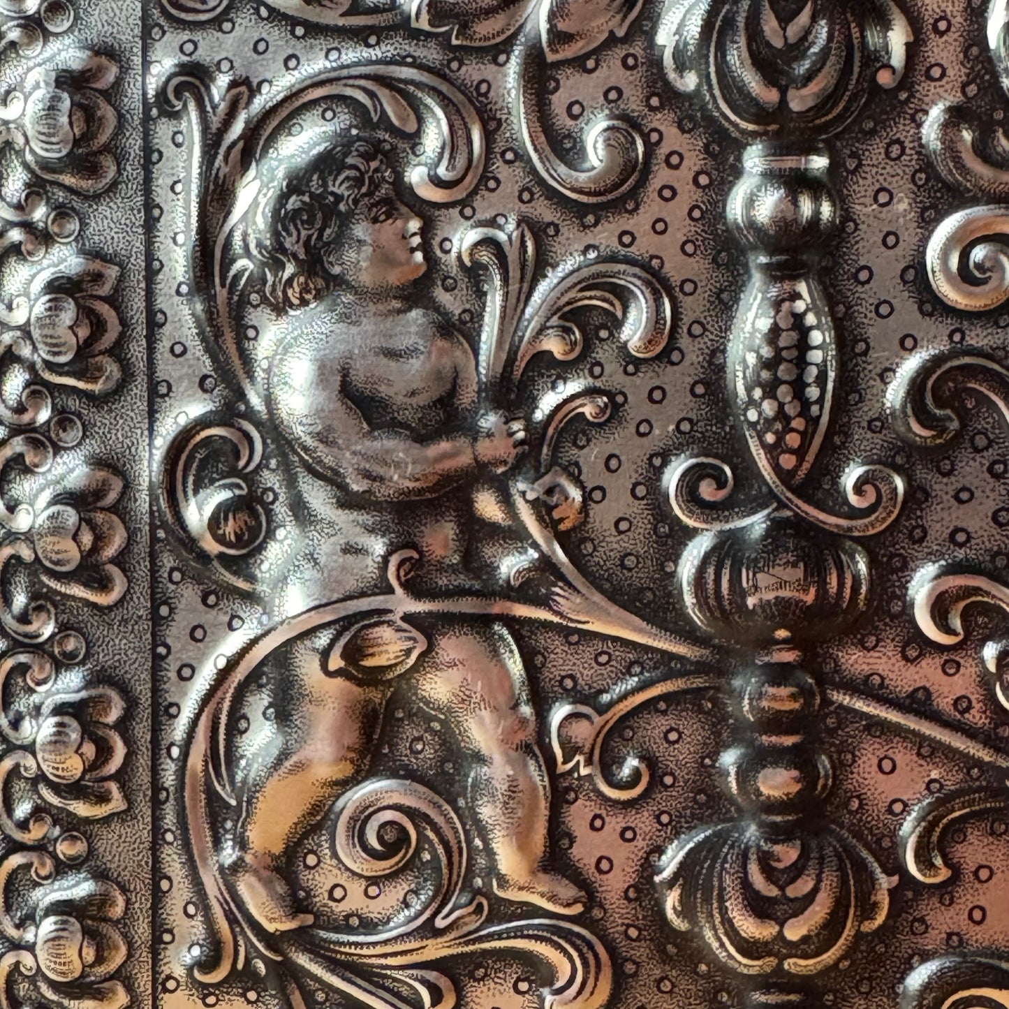 Groot decoratief bewaarblik met reliëfdecoratie van putti – Duitsland, ca. 1900–1930