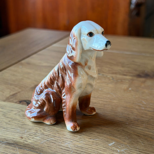 Porseleinen hondensculptuur – zittend vintage hondenbeeld