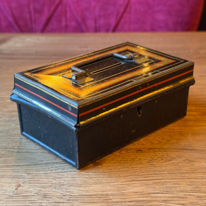 Vintage Metalen Spaar- of Documentenkistje met Sleutel – Zwart met Goud/Rood Decor (ca. 1920–1935)