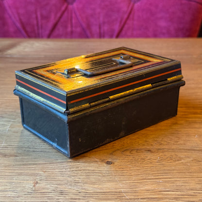 Vintage Metalen Spaar- of Documentenkistje met Sleutel – Zwart met Goud/Rood Decor (ca. 1920–1935)