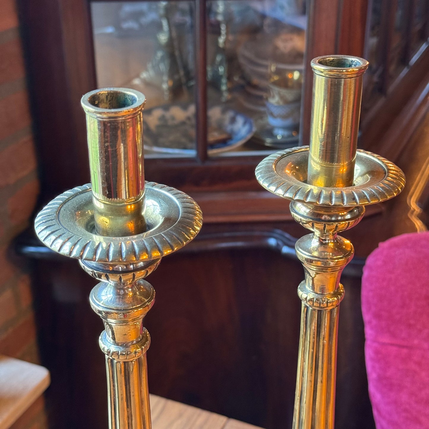 Antieke kerkelijke messing kandelaars met heiligen – set van 2