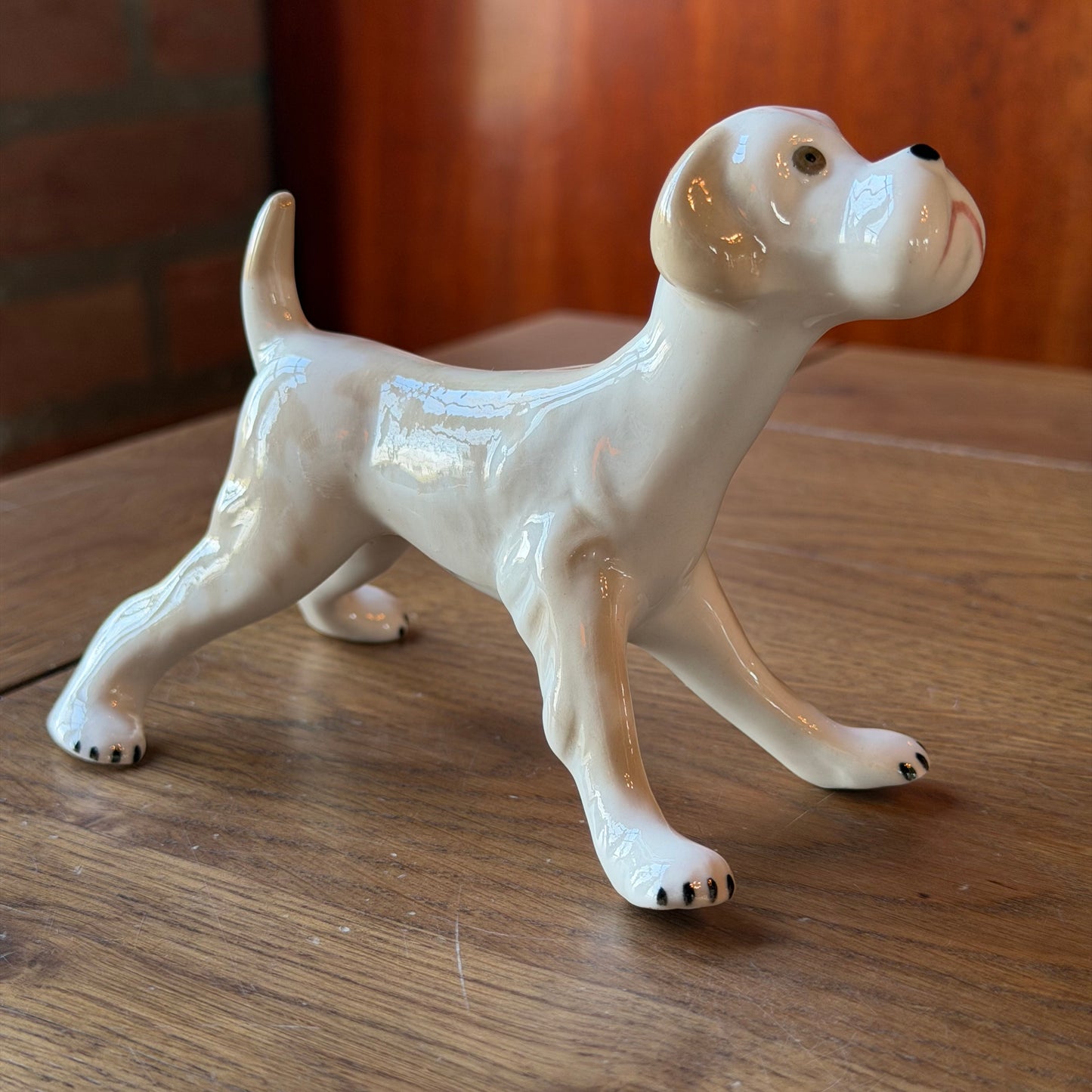 Porseleinen hondje in speelse houding – vintage figurine