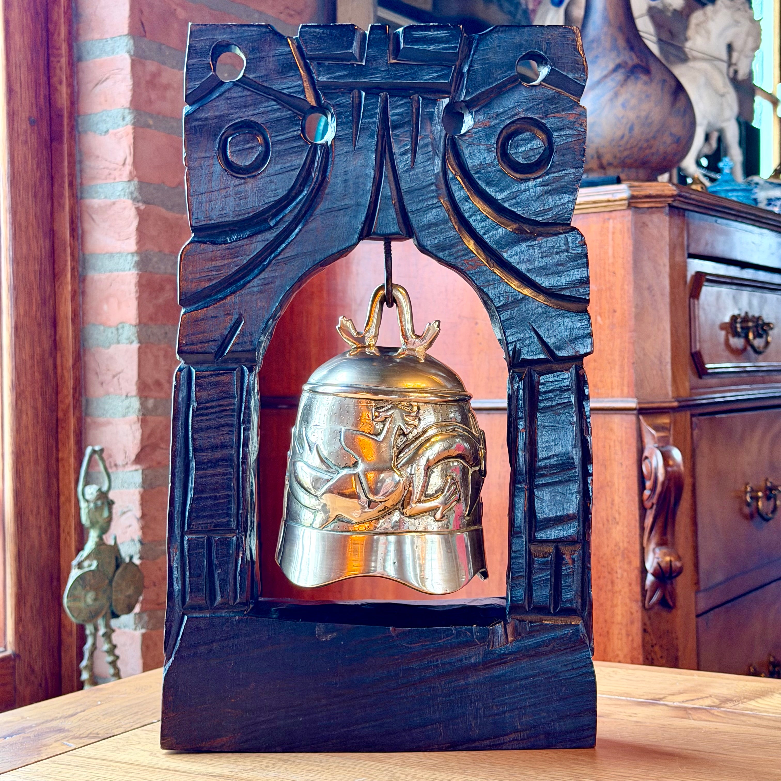 Vintage Balinese Tempelbel met Naga Draak in Ebbenhouten Standaard – 38 cm