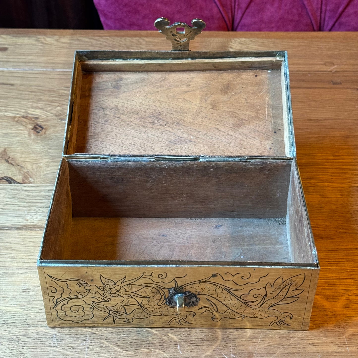 Antiek Chinees koperen opbergkistje met gegraveerde draak