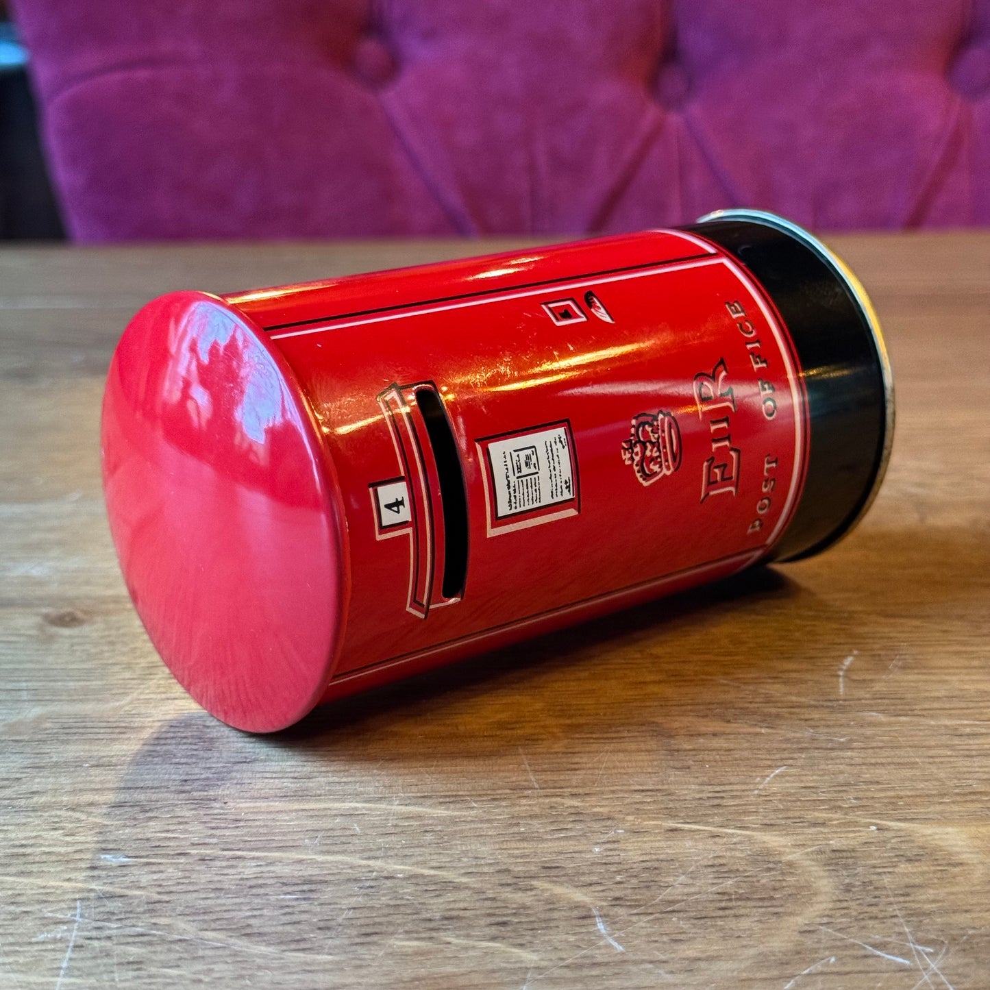 Vintage metalen spaarblik – Britse brievenbus met kattenillustratie