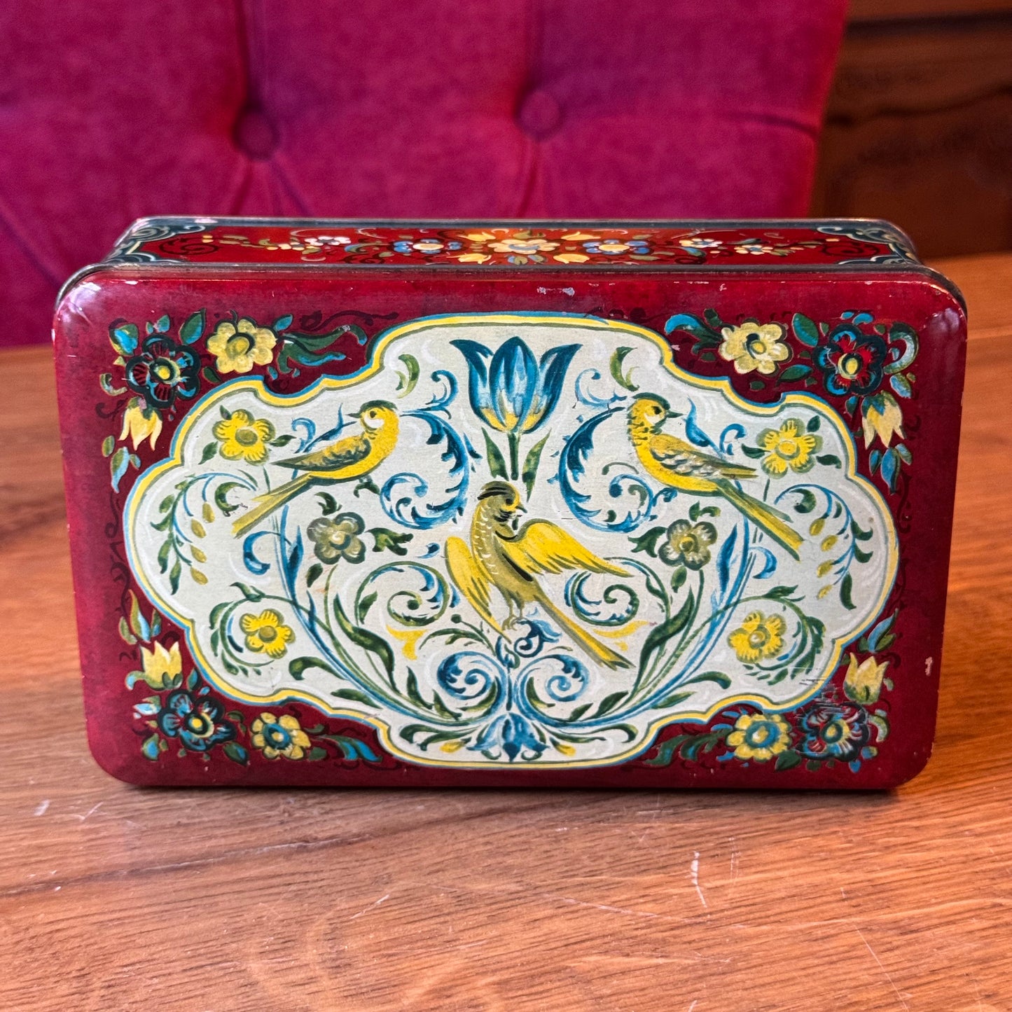 Vintage handbeschilderd blik met vogel- en bloemmotief