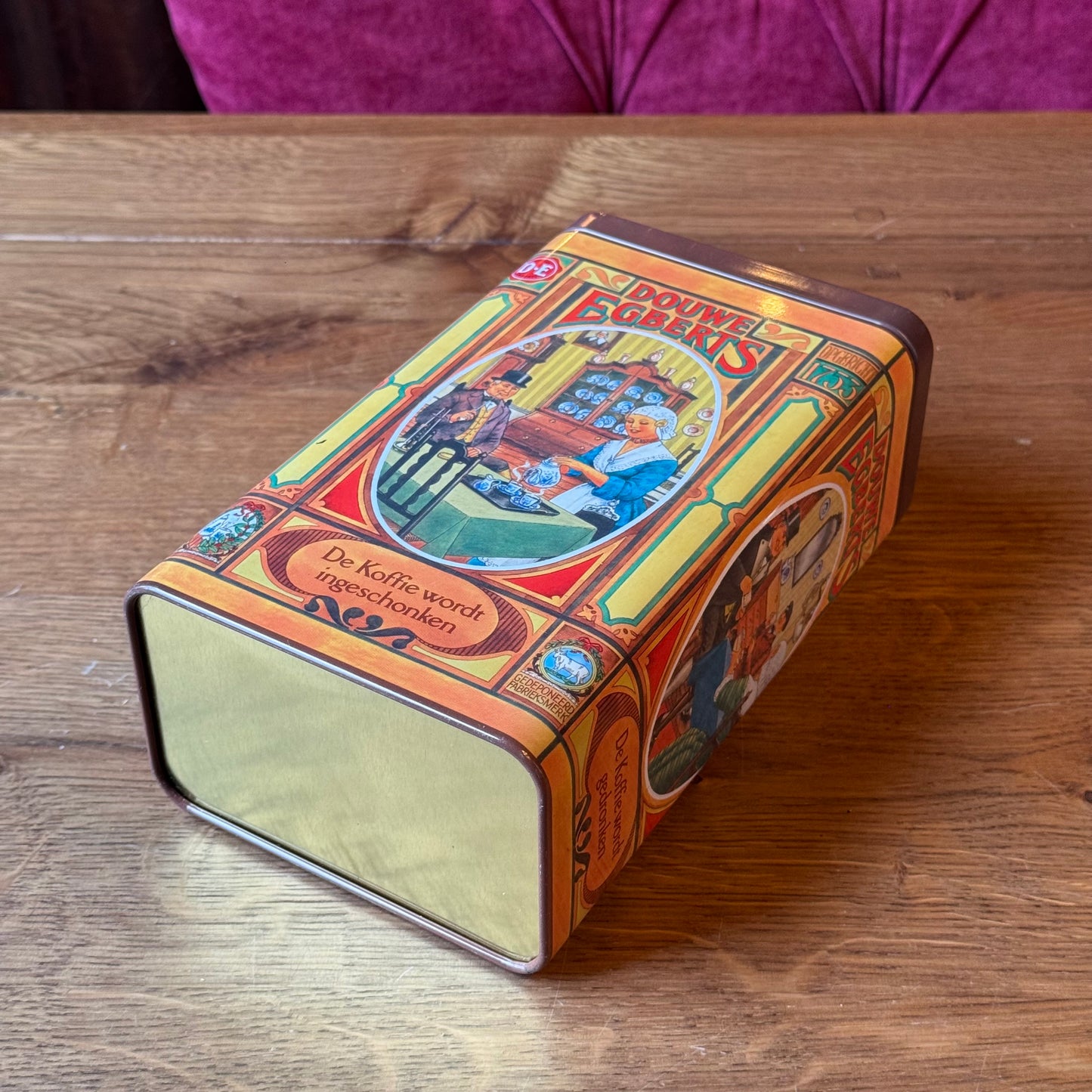 Vintage Douwe Egberts Koffieblik – De Koffie Wordt Ingeschonken