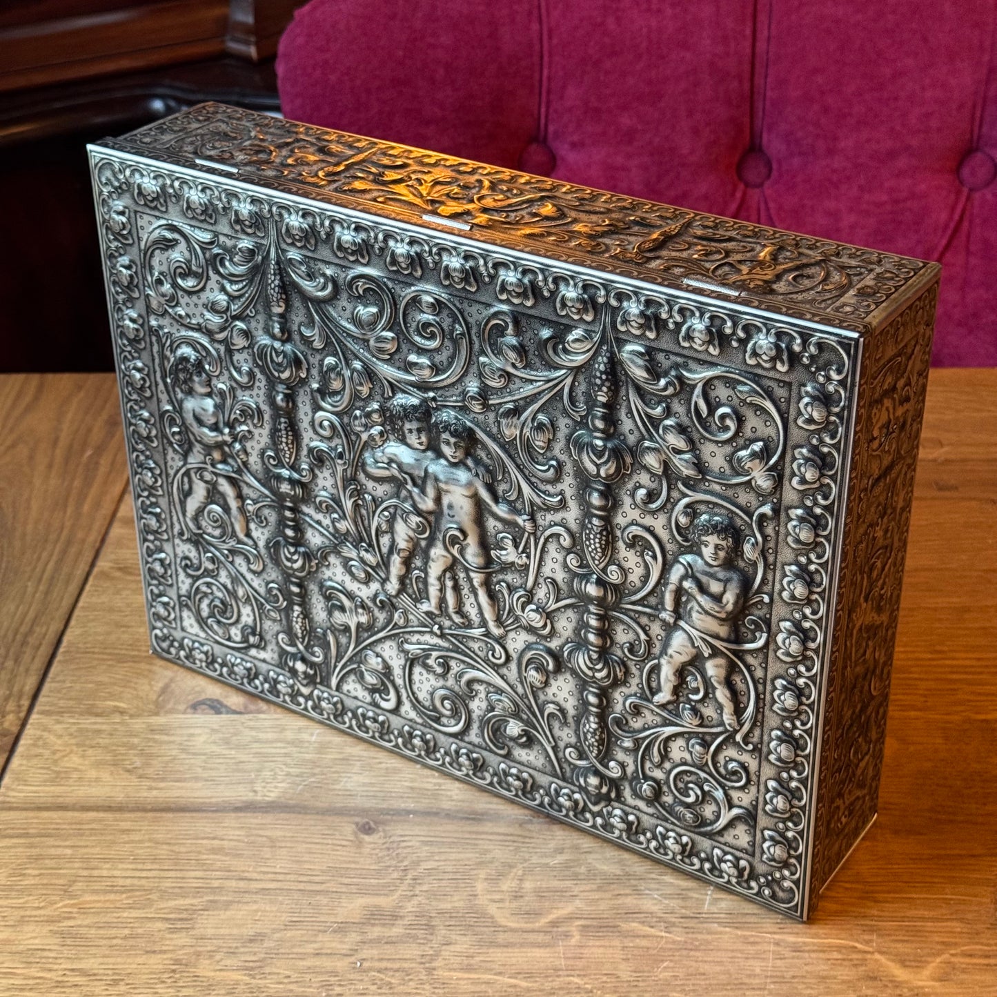 Groot decoratief bewaarblik met reliëfdecoratie van putti – Duitsland, ca. 1900–1930