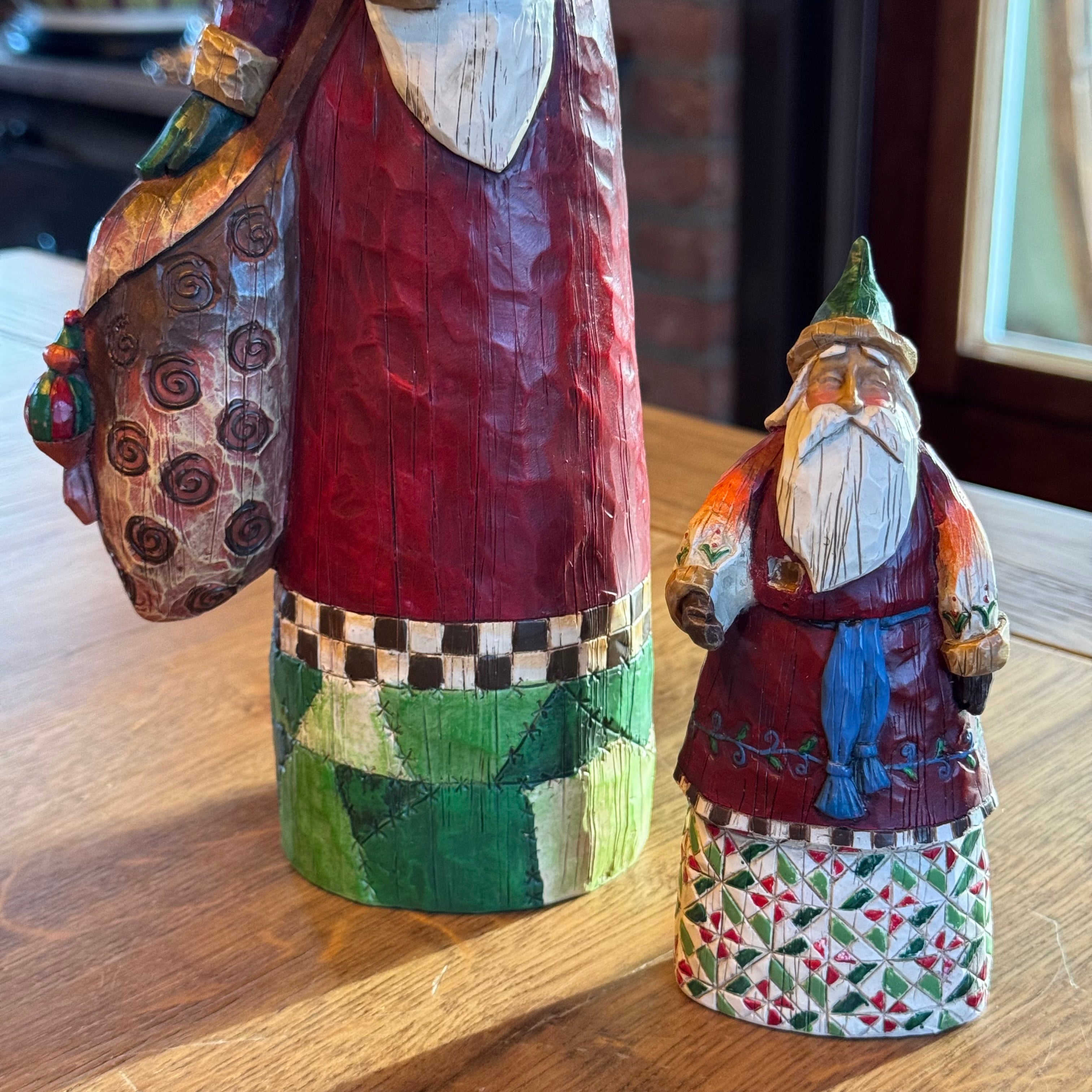 Set mit 2 Jim Shore Heartwood Creek Weihnachtsmannfiguren – 2002 – Handbemalt