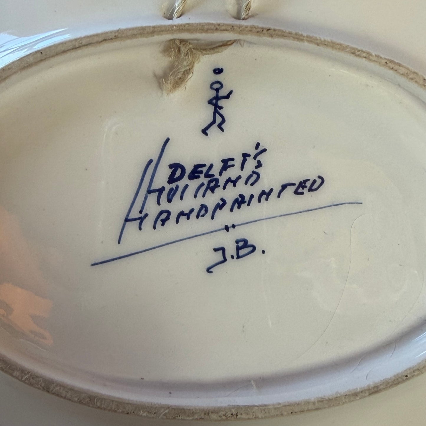 Hand-painted Delft blue wall plate with bird – studio ceramics (20 cm)