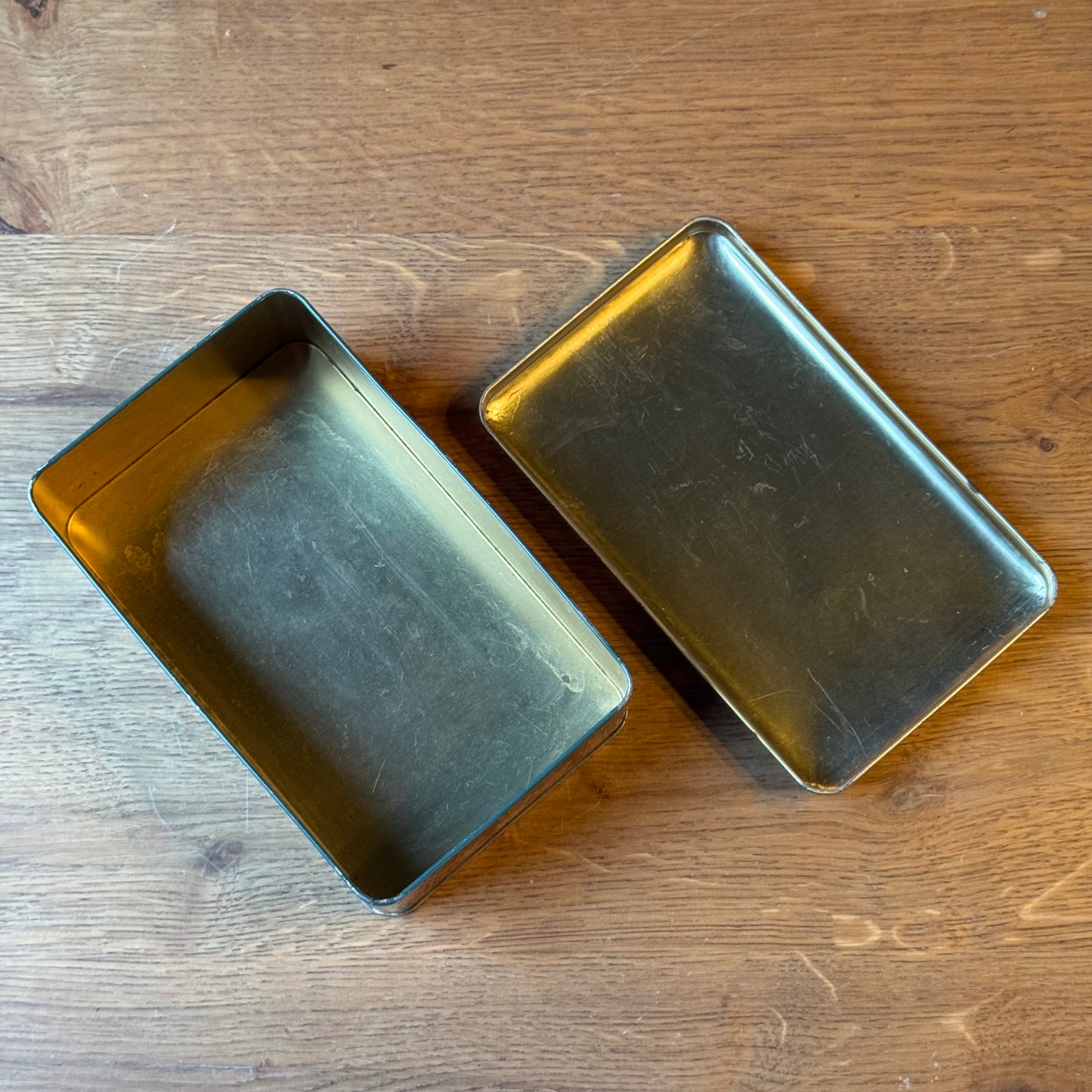 Vintage handbeschilderd blik met vogel- en bloemmotief