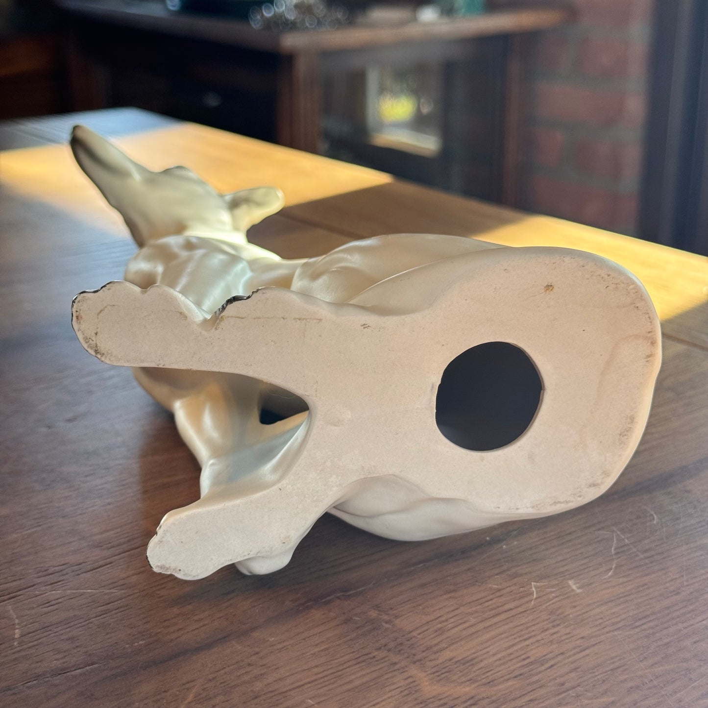 Elegante Porzellanfigur eines Windhundes – weiß, realistische Ausführung