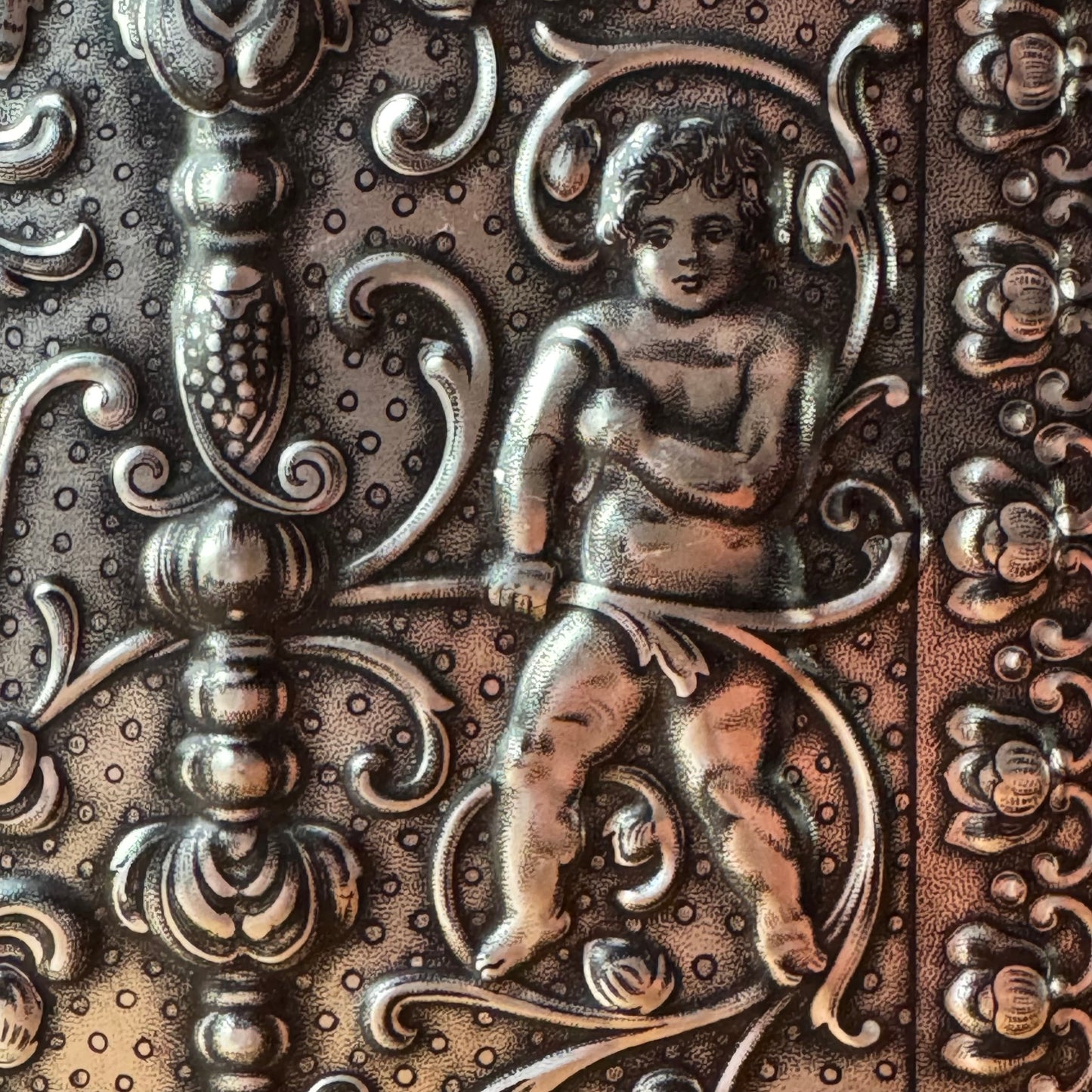 Groot decoratief bewaarblik met reliëfdecoratie van putti – Duitsland, ca. 1900–1930