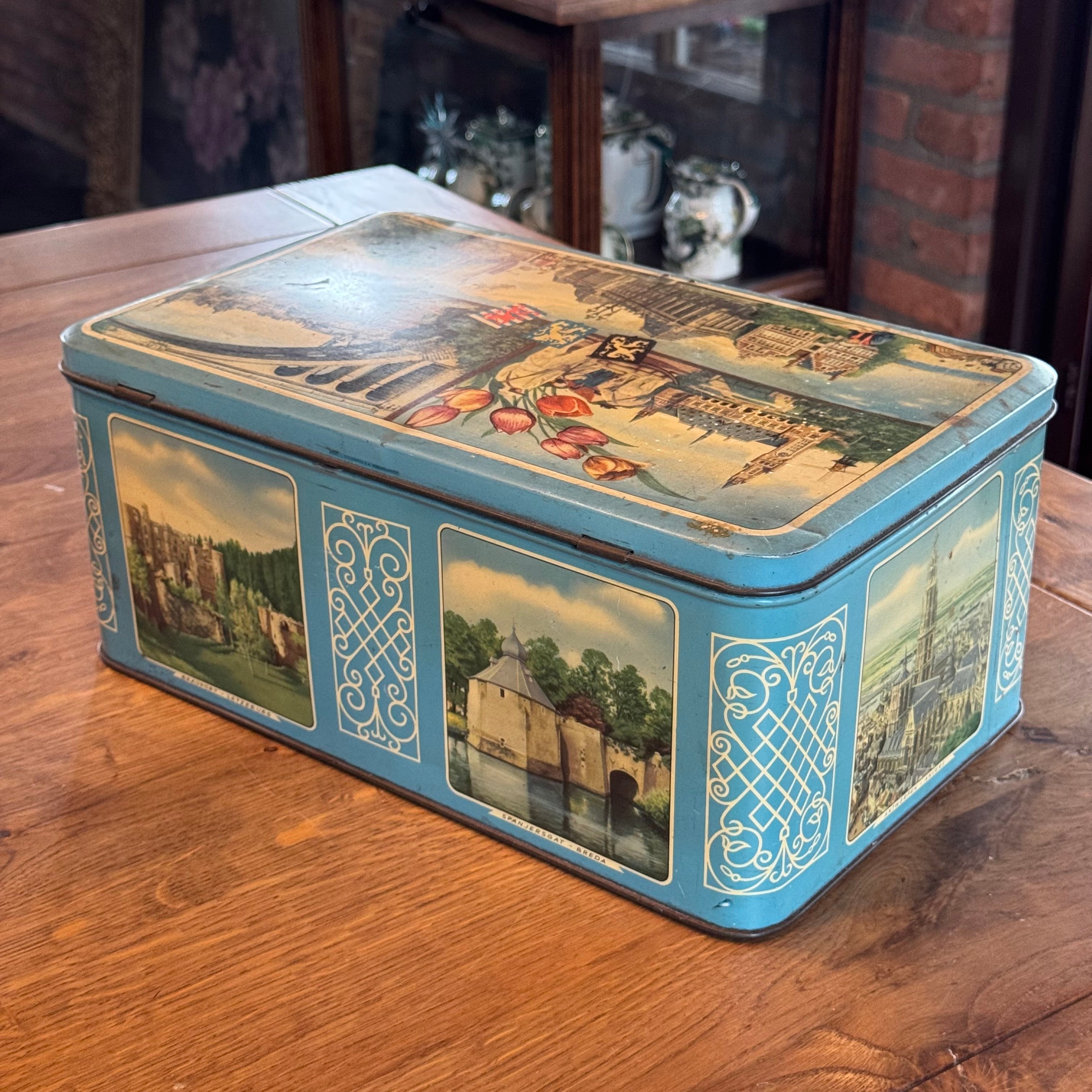 Lonka Benelux toffee tin – cityscapes of the Netherlands, Belgium, Luxembourg – ca. 1955–1965