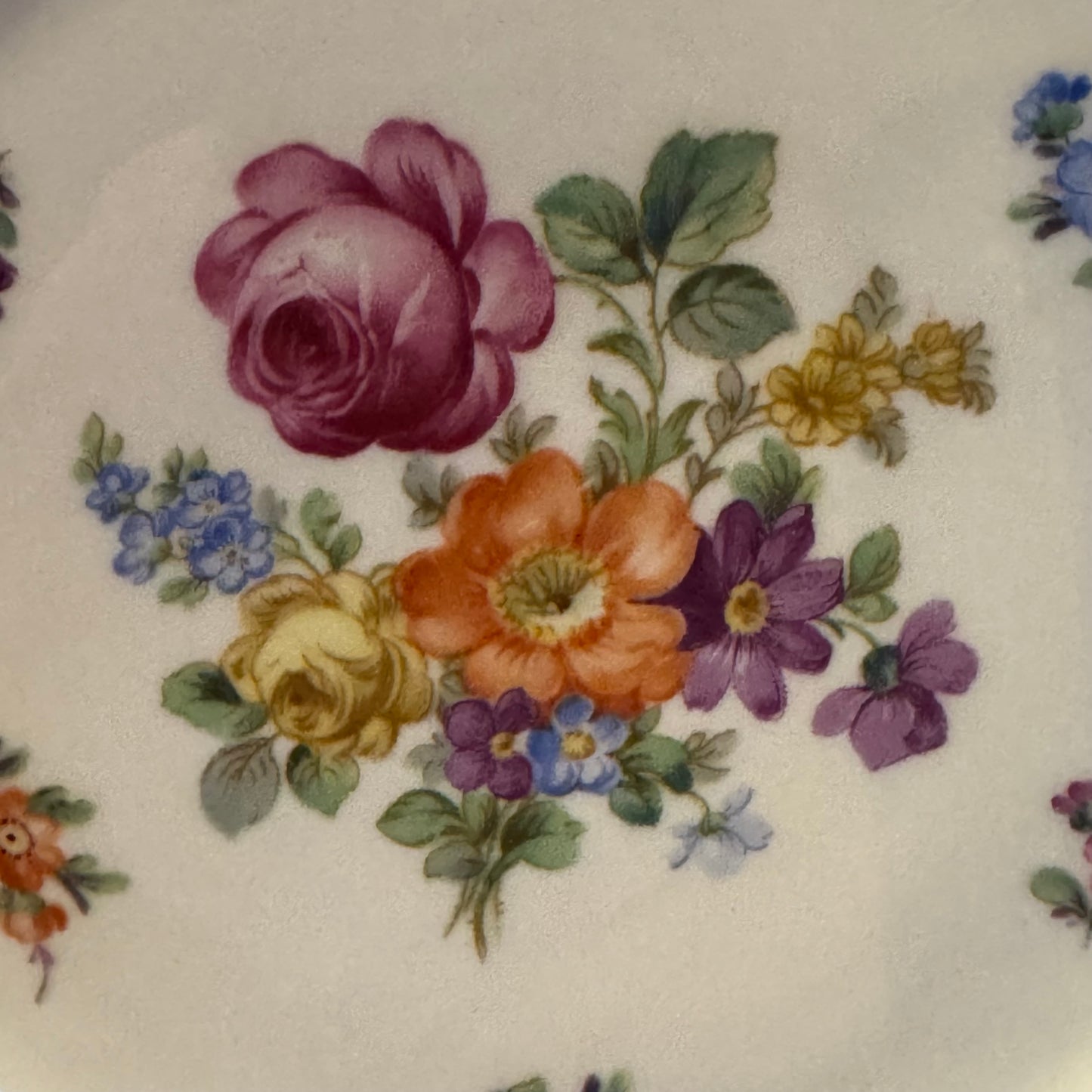 Handbeschilderde porseleinen bordenset van Schumann Arzberg, Duitsland, model ‘Vieux Meissen’