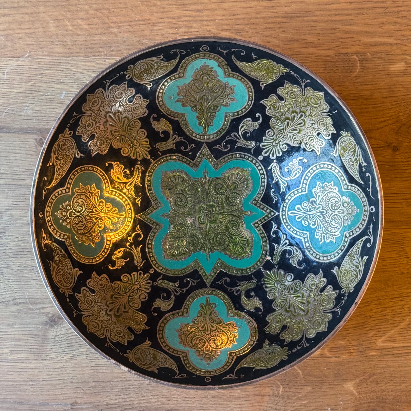 Messing schaal met geëmailleerde decoratie – India, Kashmir, midden 20e eeuw