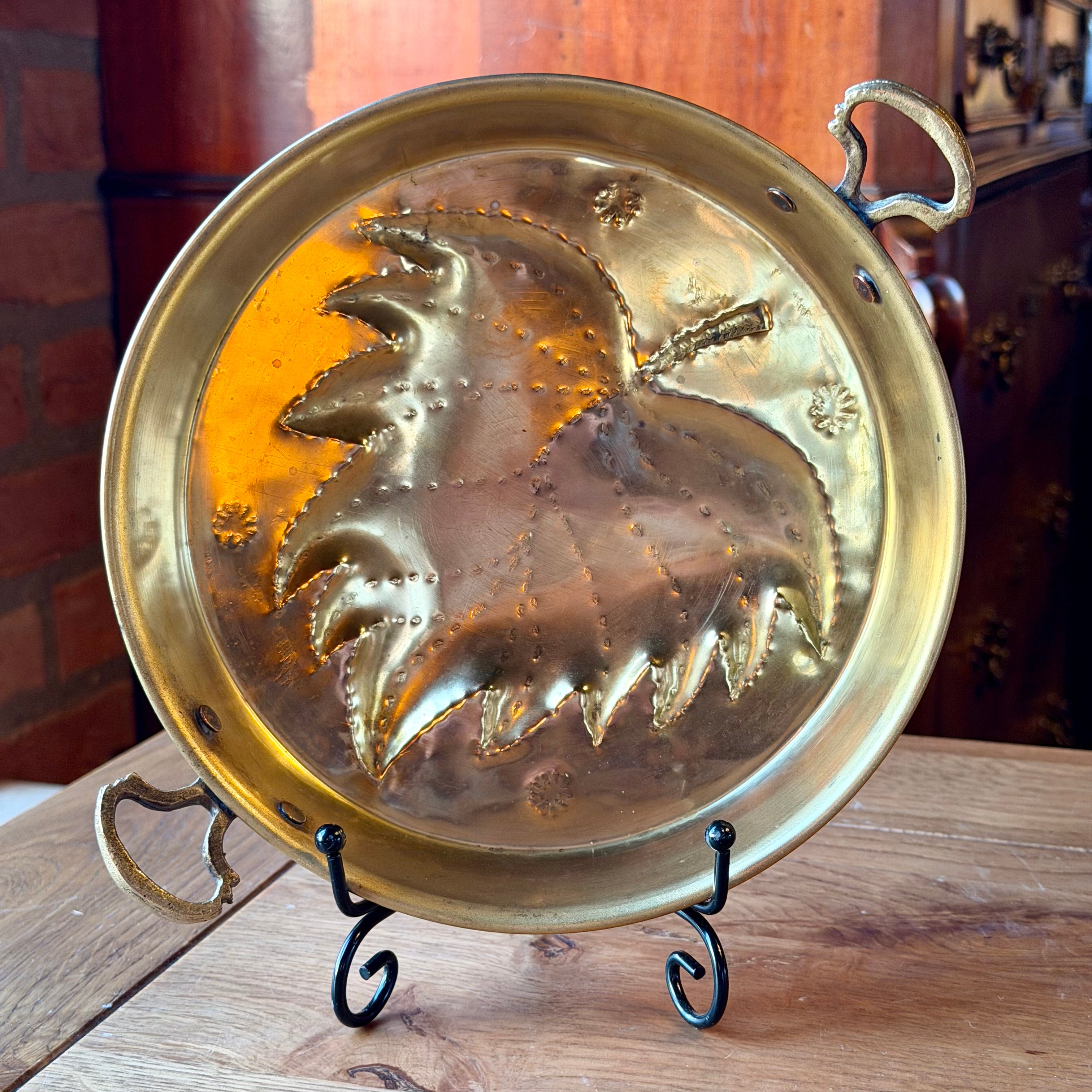 Vintage Messing (Geelkoper) Wand- of Sierpan met Handgedreven Bladmotief – ca. 1930–1950