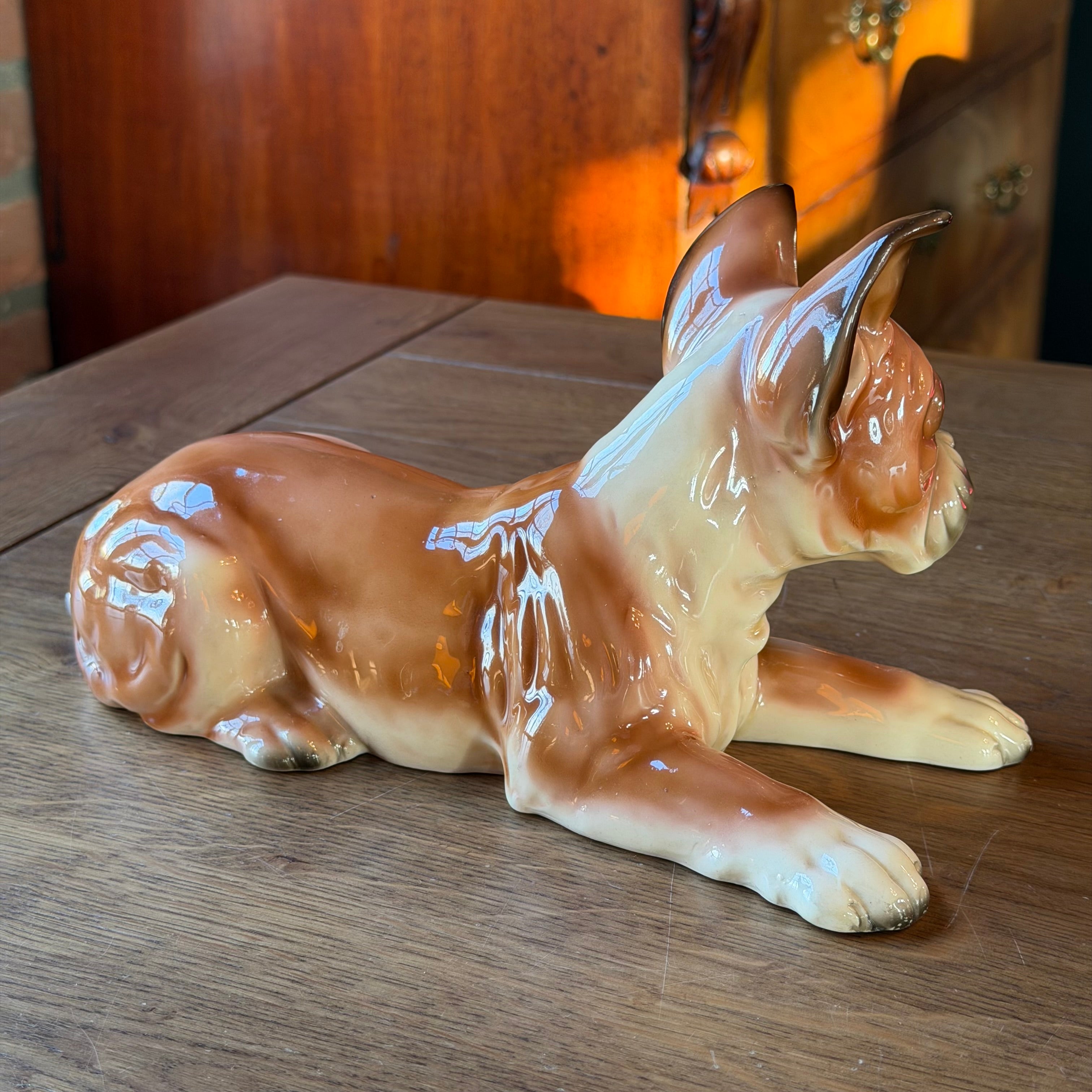 Vintage Porzellan Hund – Liegende Boxerfigur (26 cm)